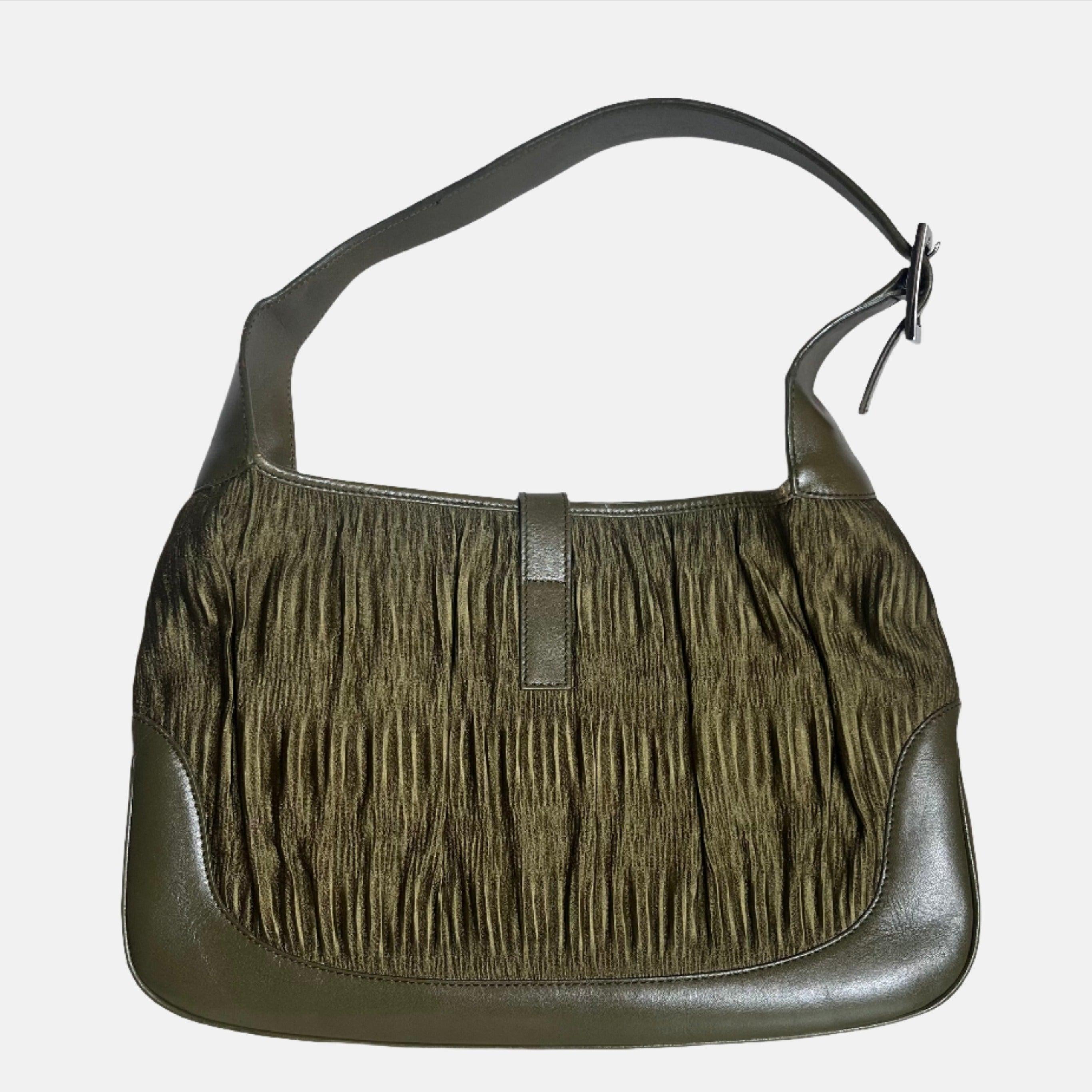 Gucci Jackie Vintage Mediana Piel y Tejido Verde Oscuro

Esta Gucci Jackie vintage viene en un color verde oscuro muy especial. Confeccionada en tejido brillante con diseño de volantes y piel. Adorada con herrajes en tono dorado claro. Bolsa super