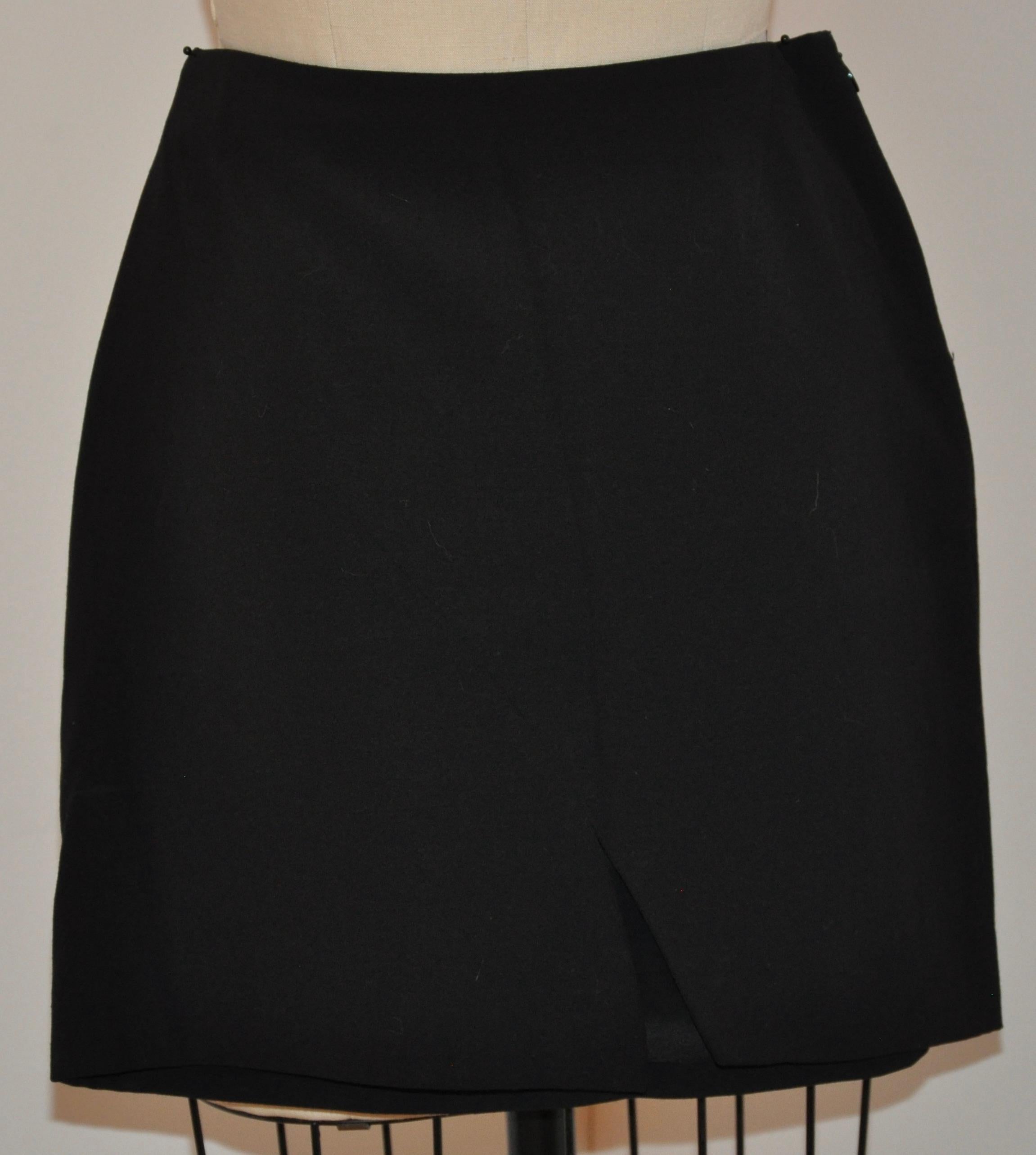 Gucci Jet-Black Lightweight English Wool Asymmetric Stitched Mini Lined Skirt For Sale 8