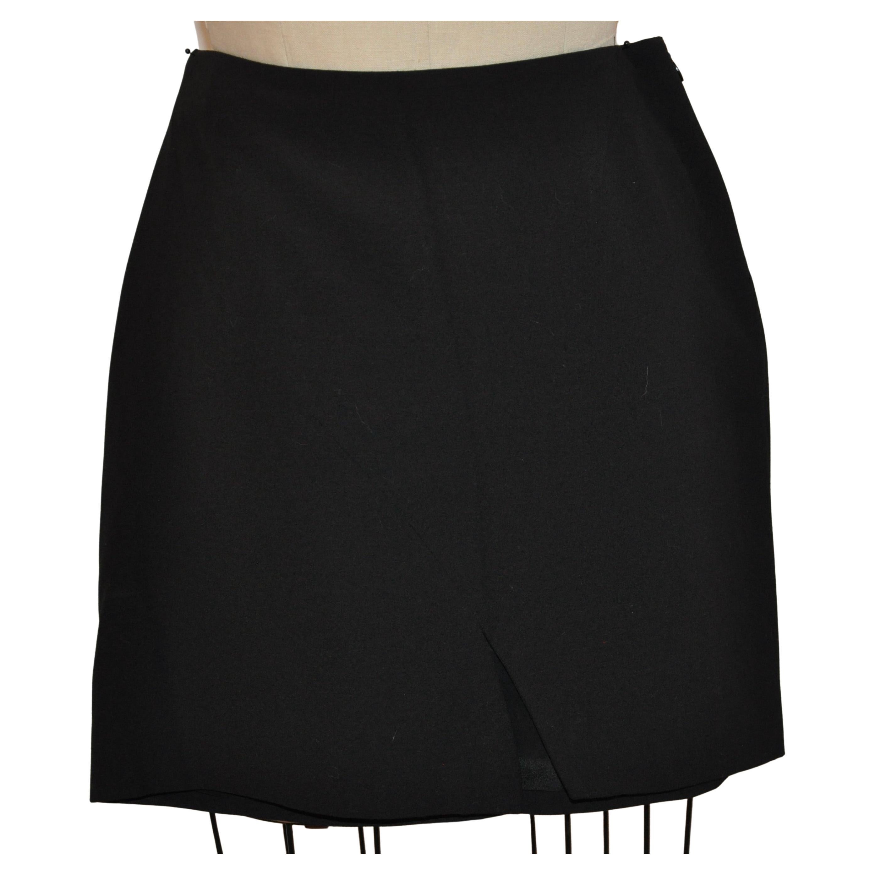 Gucci Jet-Black Lightweight English Wool Asymmetric Stitched Mini Lined Skirt For Sale