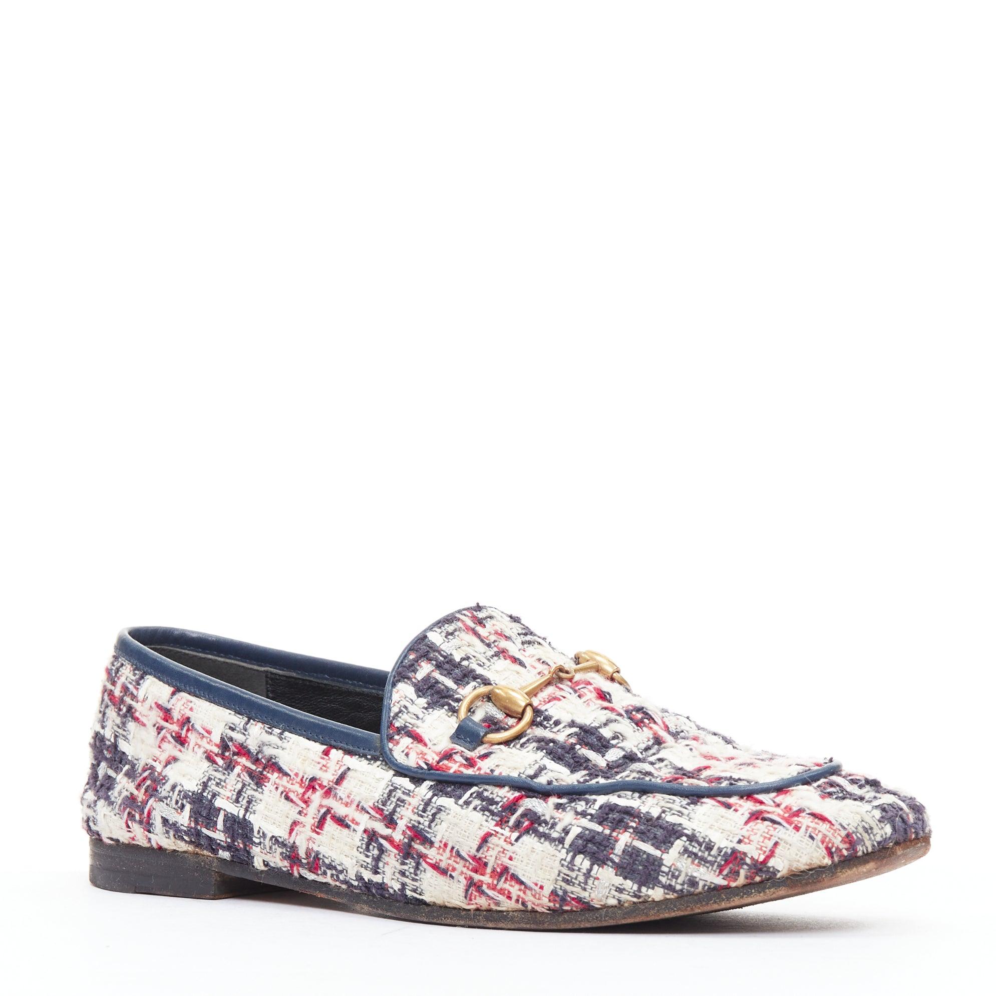 Gucci Jordaan rouge bleu crème tweed or horsebit checked flat loafers EU37.5
Référence : JACG/A00265
Marque : Gucci
Designer : Alessandro Michele
Modèle : Jordaan
Matériau : Tweed
Couleur : multicolore, or
Motif : Tweed
Fermeture : Slip On
Doublure