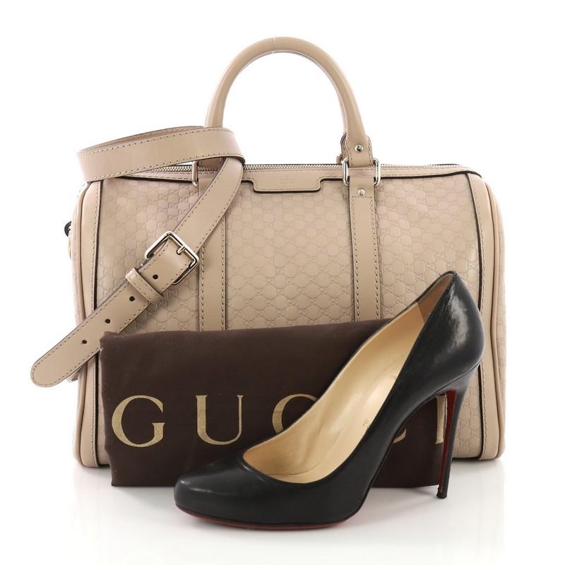 This Gucci Joy Boston Bag Microguccissima Leather Medium, crafted in Beige Microguccissima Leather, features dual rolled handles, leather trims, and gold-tone hardware. Its top zip closure opens to a beige canvas interior with zip and slip pockets.