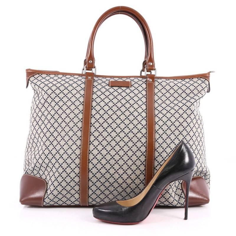 This authentic Gucci Joy Zip Top Tote Diamante Canvas Medium is a stylish and easy-to-carry accessory for the modern traveller. Crafted in beige diamante canvas, this easy-to-carry tote features dual-rolled handles, brown leather trms, protective