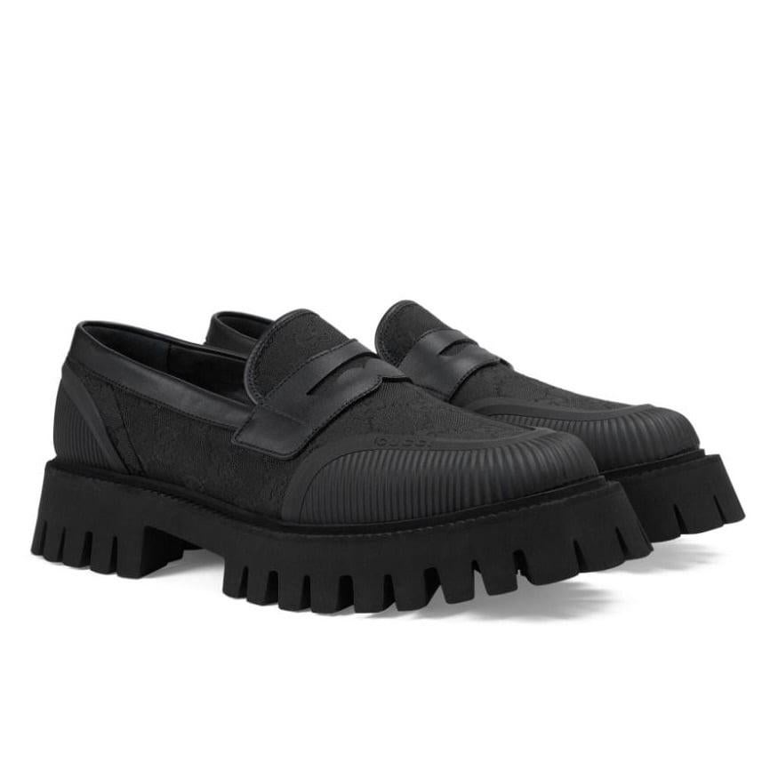 GUCCI JUMBO GG JACQUARD BLACK CANVAS CHUNKY LOAFERS (US 9.5)

This Gucci loafer from black GG canvas with smooth leather trim and features a classic penny strap detail. It is set on a durable rubber lug sole with a 1.5