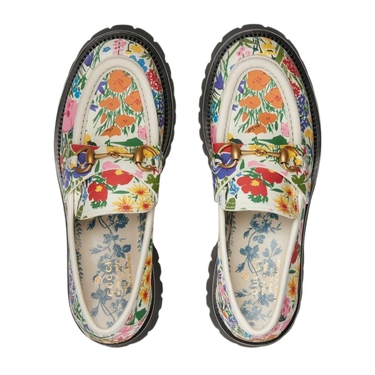 White leather with floral print by ken scott
Signature Horsebit detail
Embroidered bee detail
Branded insole
Rubber lug sole
Composition: Leather 100%
Lining: Leather 100%
Sole: Rubber 100%
Height: 1.5
