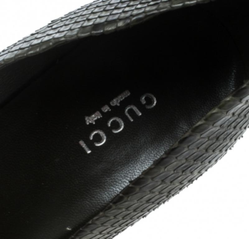 Noir Escarpins à plateforme en cuir de serpent vert/noir de Gucci Taille 37 en vente