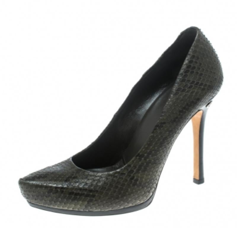 Escarpins à plateforme en cuir de serpent vert/noir de Gucci Taille 37 Bon état - En vente à Dubai, Al Qouz 2