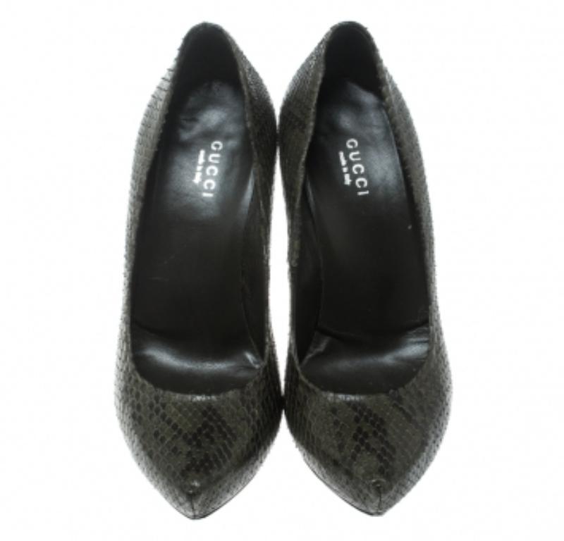 Escarpins à plateforme en cuir de serpent vert/noir de Gucci Taille 37 en vente 1