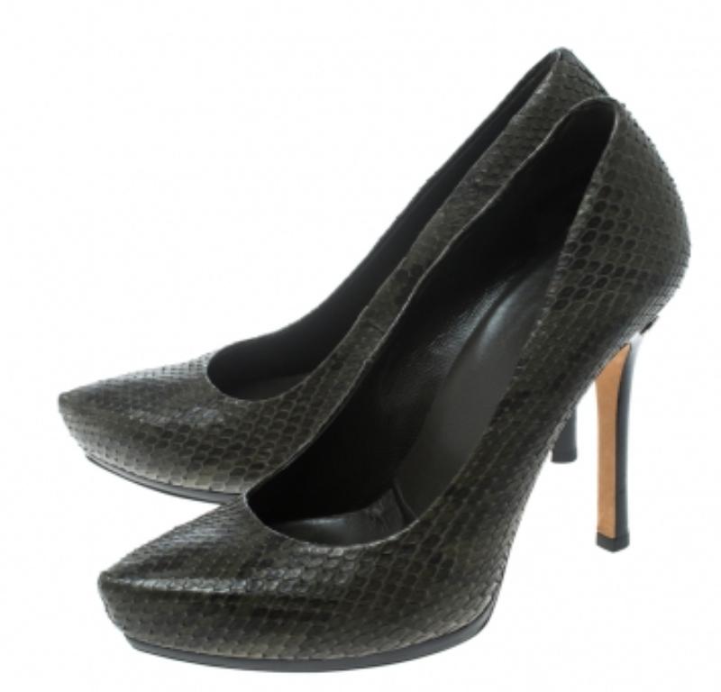 Escarpins à plateforme en cuir de serpent vert/noir de Gucci Taille 37 en vente 2