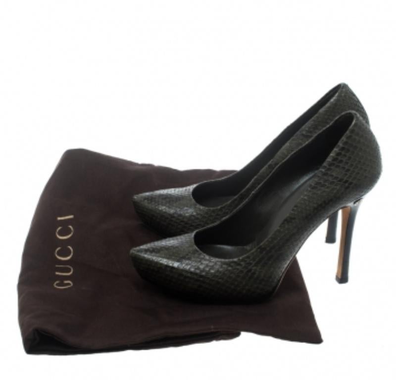 Escarpins à plateforme en cuir de serpent vert/noir de Gucci Taille 37 en vente 3