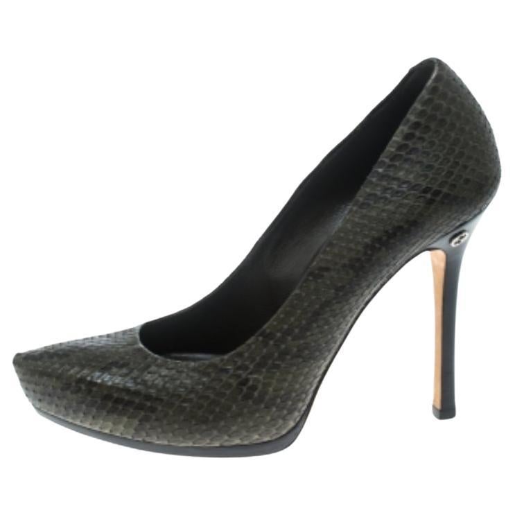 Escarpins à plateforme en cuir de serpent vert/noir de Gucci Taille 37 en vente