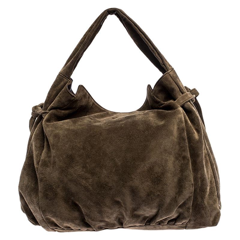 Flattering in a contemporary design, this Hysteria hobo from Gucci is a must-have. The hobo has been meticulously crafted for everyday use from quality suede and comes in a lovely khaki color. It is further accented with Gucci’s iconic gold-tone