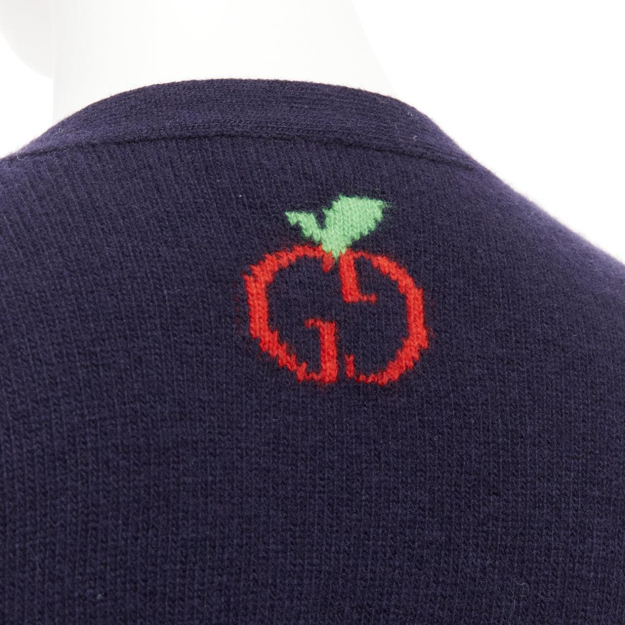 GUCCI Kids 100% wool navy red apple GG logo cardigan sweater 12Y XS
Reference: KYCG/A00020
Brand: Gucci
Designer: Alessandro Michele
Collection: Kids
Material: Wool
Color: Navy, Red
Pattern: Apple
Closure: Button
Extra Details: Gg apple logo at
