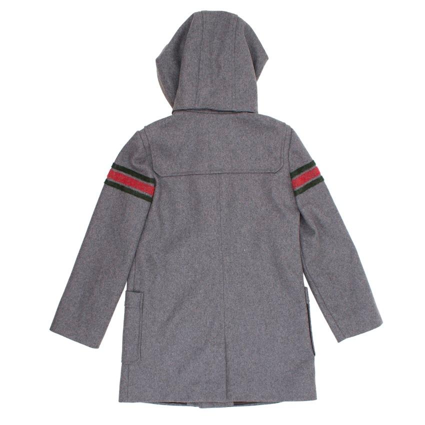 Gucci kids wool grey duffle coat

- With a detachable hood
- Brown toggle fastenings
- Green and red wool stripes situated on the sleeves
- Two external pockets

Condition 9.5/10

Shoulders: 36cm
Length: 65cm
