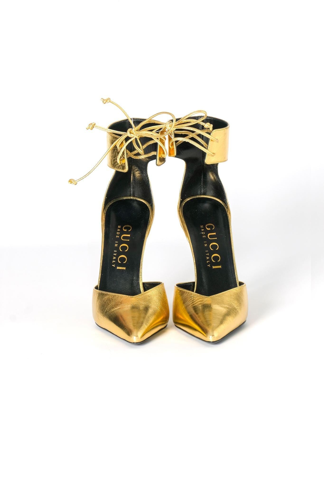 Introducing gucci's Priscilla heels in metallic gold calf leather. The heels feature a metallic effect, a pointed toe, front tie fastening and a branded insole. The stiletto heel measure 105mm tall. Outlet.

Color: Kind gold
Material: Ginza calf /