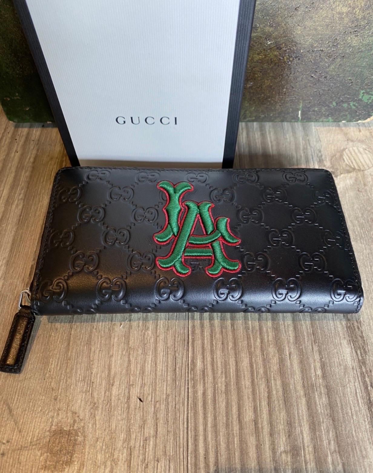Gucci LA dodgers patch schwarzes Portemonnaie aus schwarzem Logo-Leder mit LA-Emblem auf der Vorderseite, neu und unbenutzt mit Box, Maße: Länge 19cm Breite 11cm Höhe 2,5cm