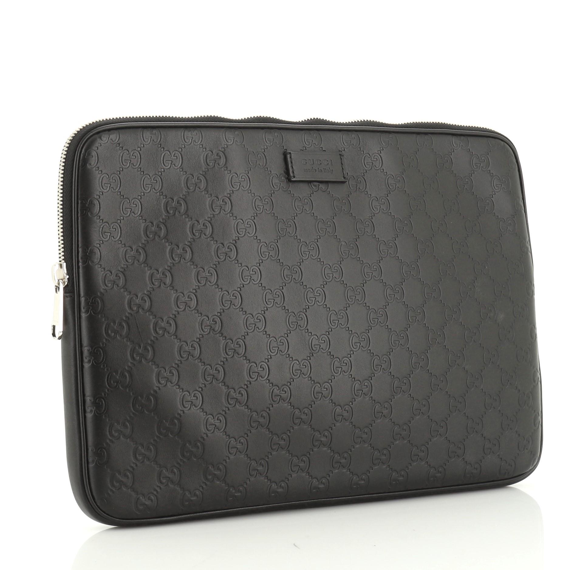 This Gucci Laptop Sleeve Guccissima Leather, crafted in black guccissima leather, features silver-tone hardware. Its zip closure opens to a brown microfiber interior. 

Condition: Excellent. Slight creasing on exterior, light wear in interior,