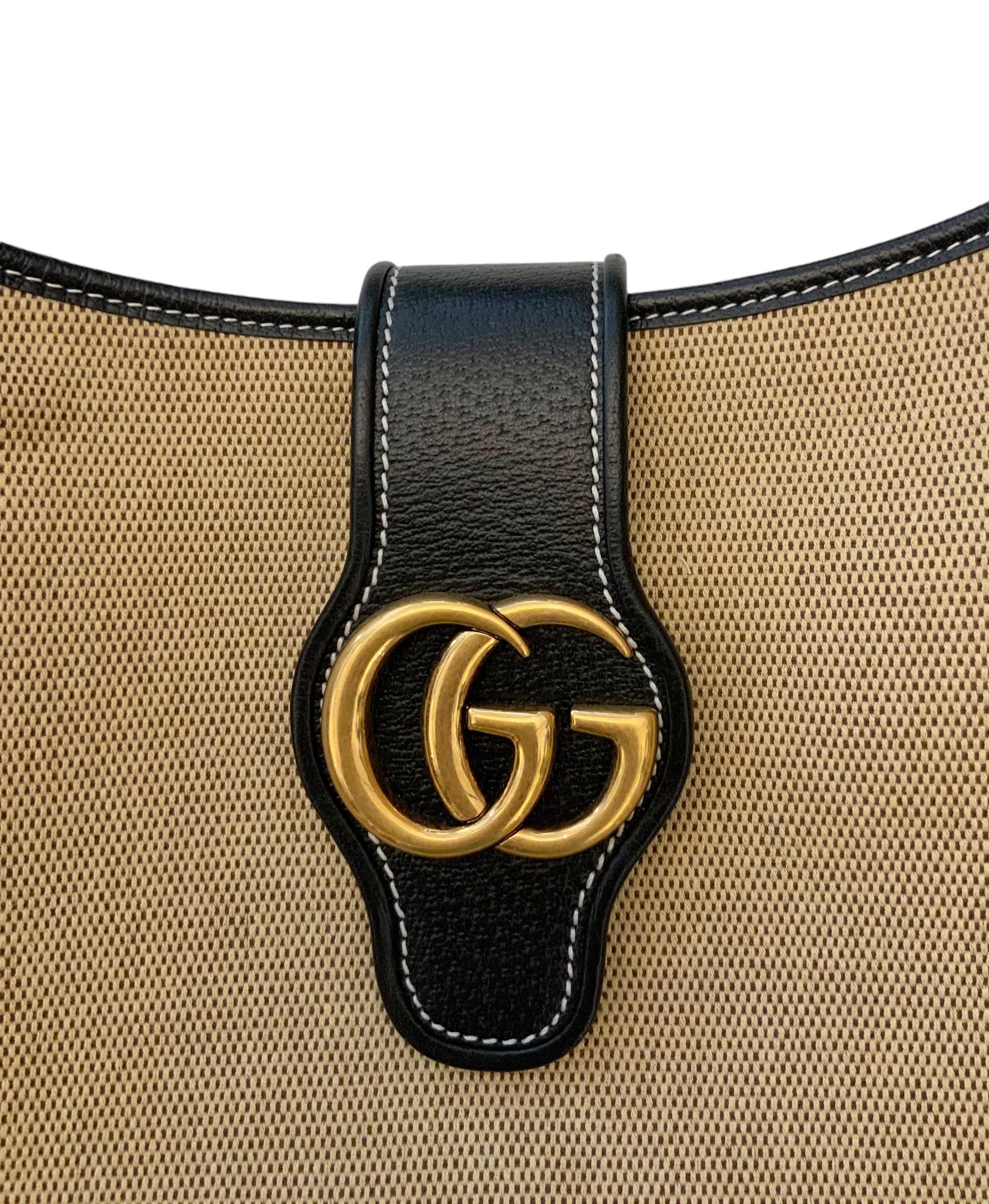 Diese große Version der Aphrodite Tasche aus Canvas und glattem Kalbsleder ist Teil der Cosmogonie Kollektion von Gucci.
Auf der Vorderseite befindet sich die charakteristische Double-G-Plakette, die ursprünglich in den 1970er Jahren eingeführt