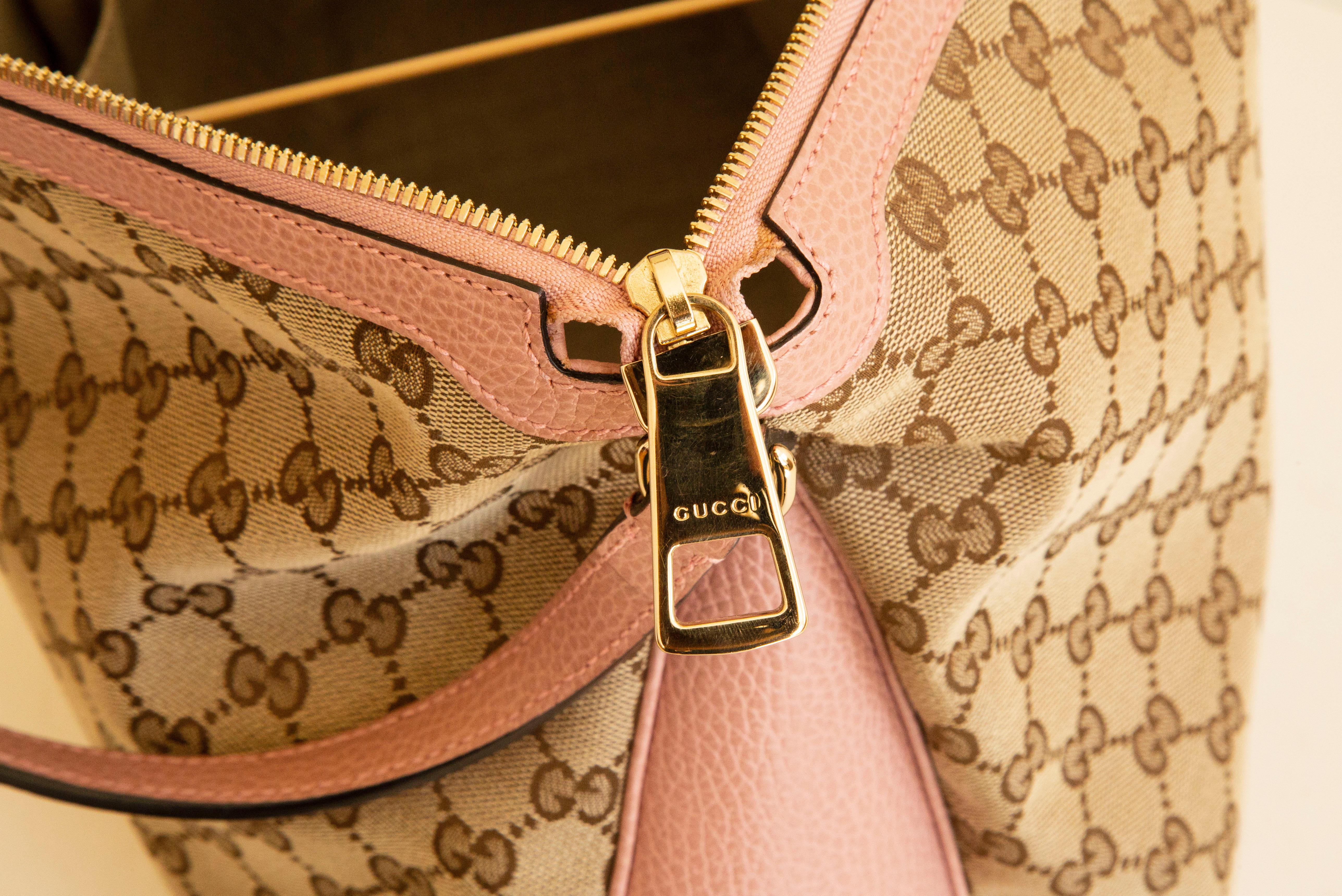 Gucci - Grand sac hobo Bree en toile GG avec bordure en cuir rose en vente 8