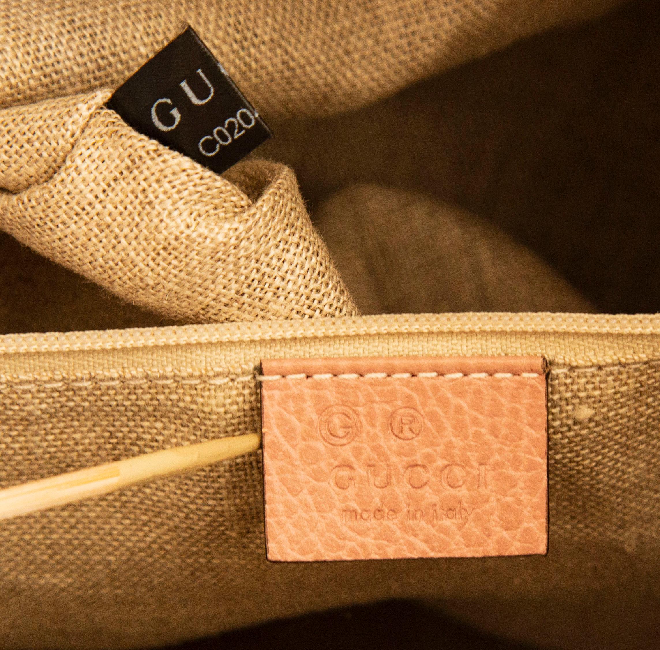 Gucci - Grand sac hobo Bree en toile GG avec bordure en cuir rose en vente 9