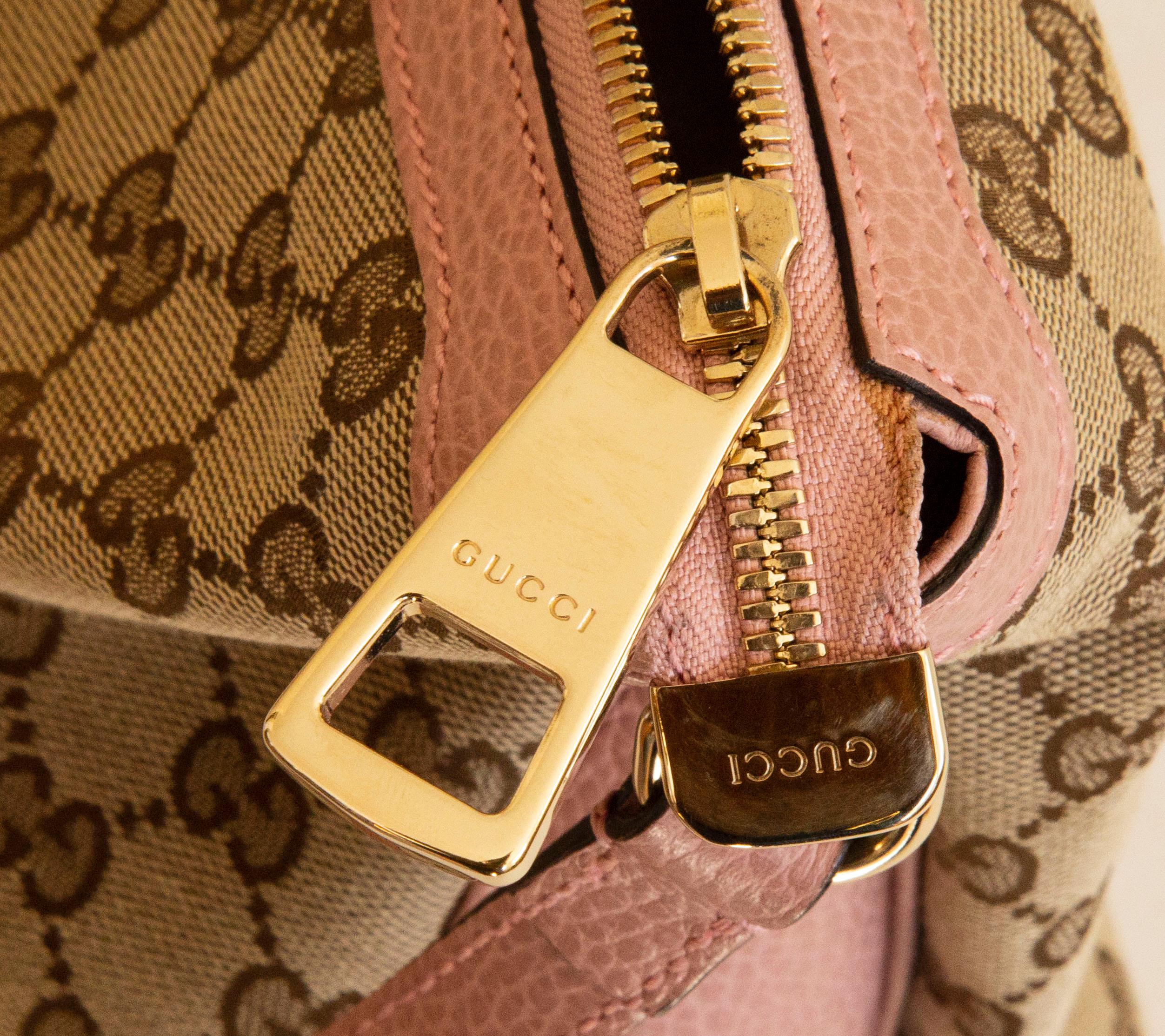 Gucci - Grand sac hobo Bree en toile GG avec bordure en cuir rose en vente 11