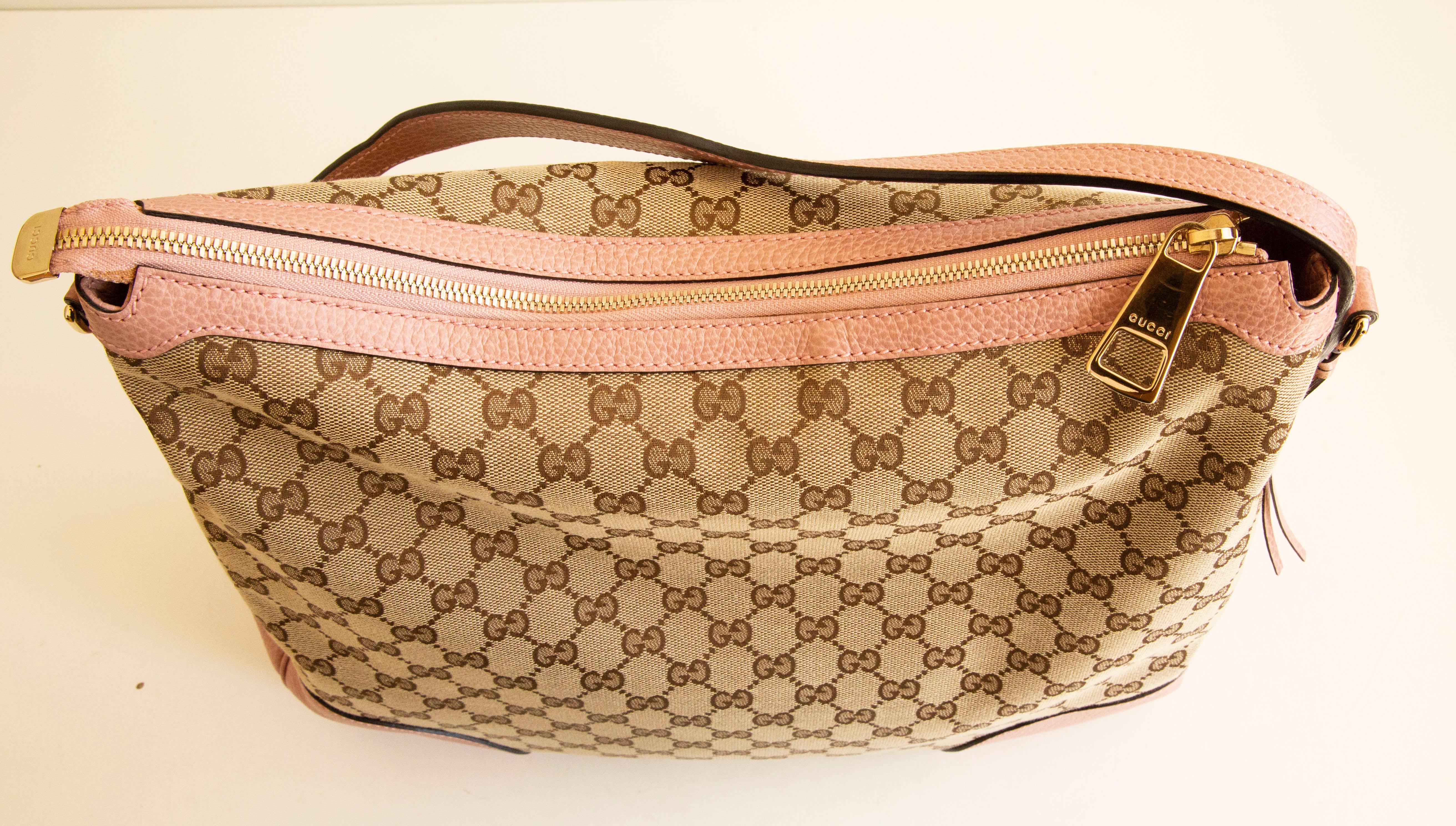 Gucci - Grand sac hobo Bree en toile GG avec bordure en cuir rose en vente 2