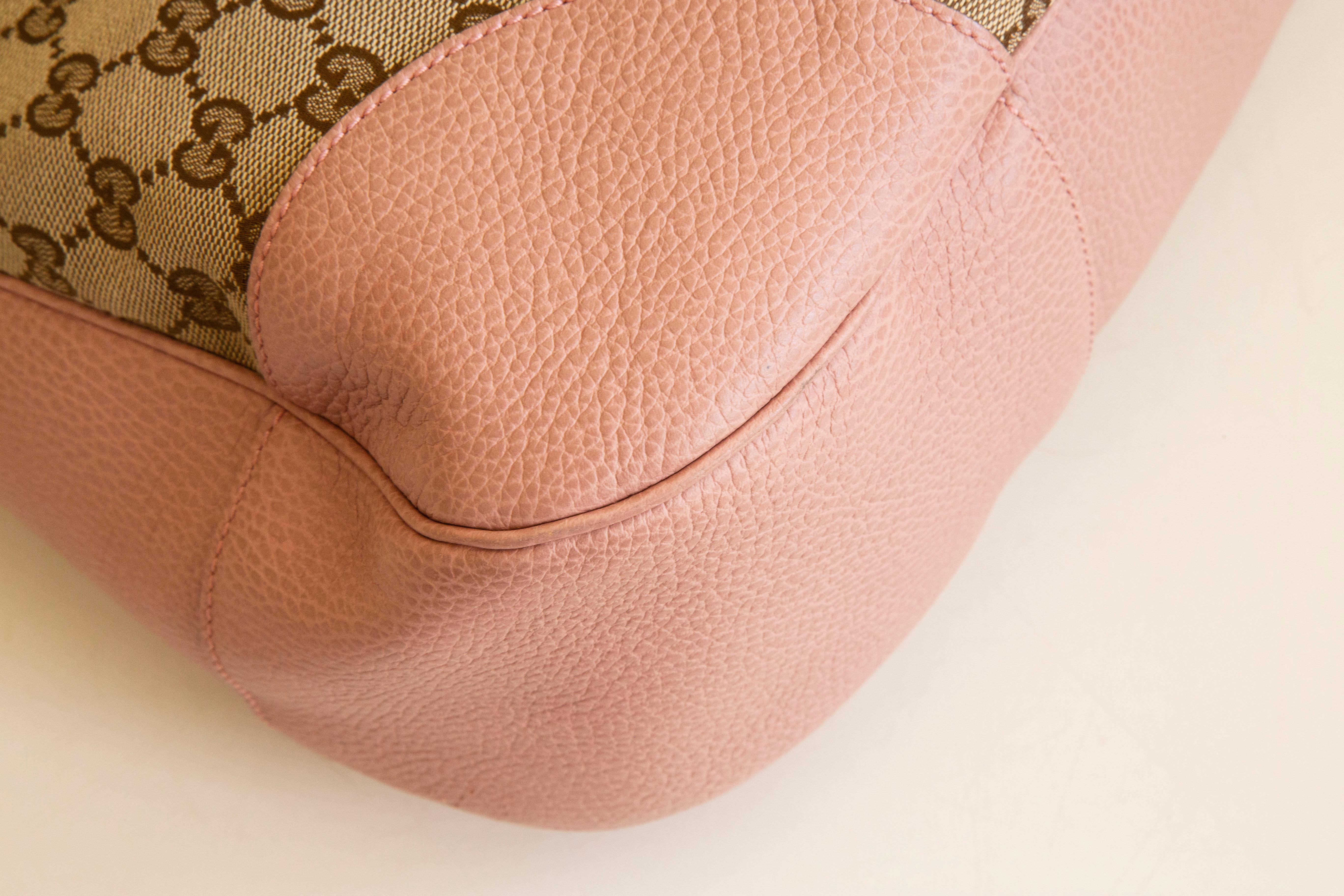 Gucci - Grand sac hobo Bree en toile GG avec bordure en cuir rose en vente 5
