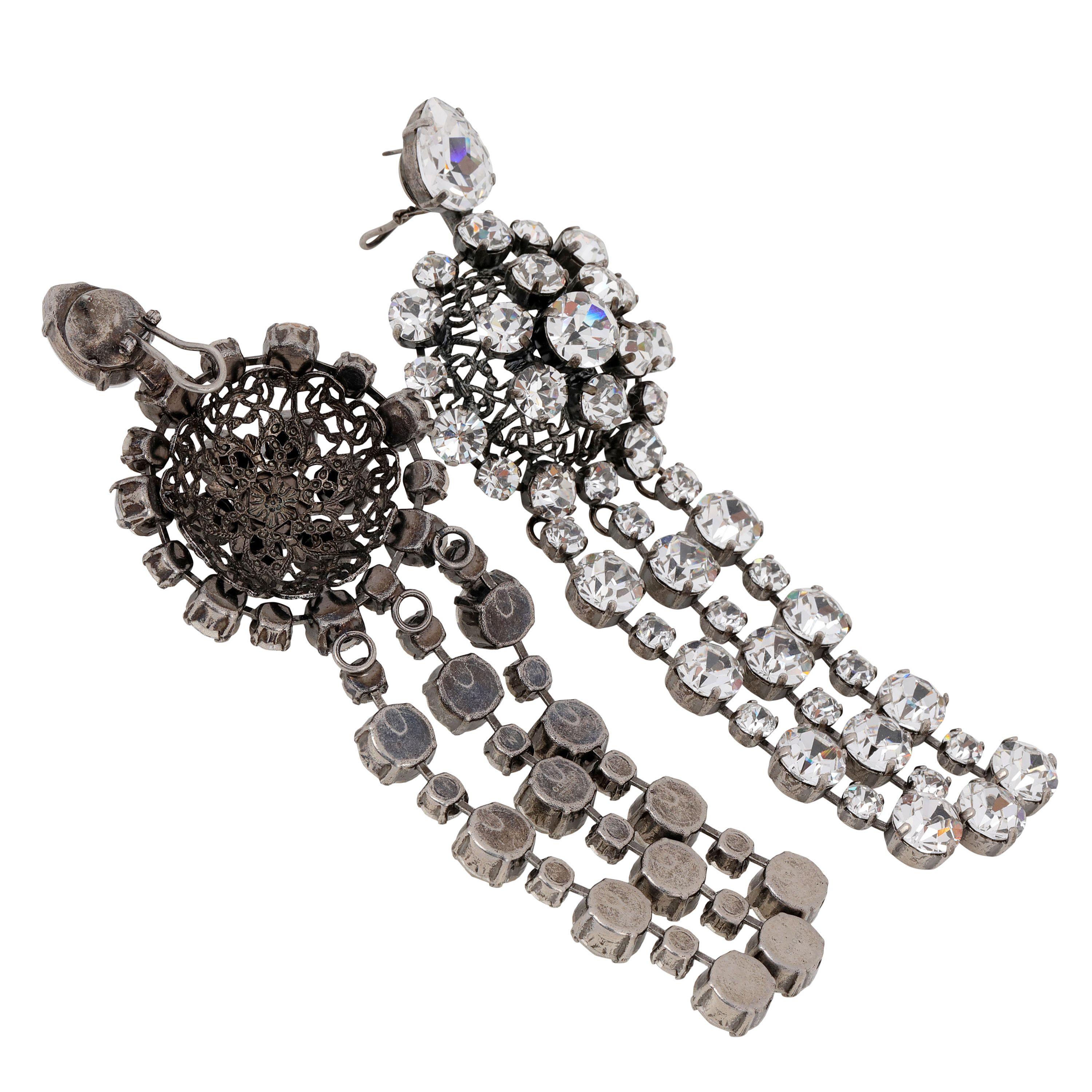 These authentic Gucci Large Crystal Chandelier Earrings are in excellent condition.  Rhodium plated dangling crystal statement earrings with lever backs.  Pouch or box included.

PBF 13765
