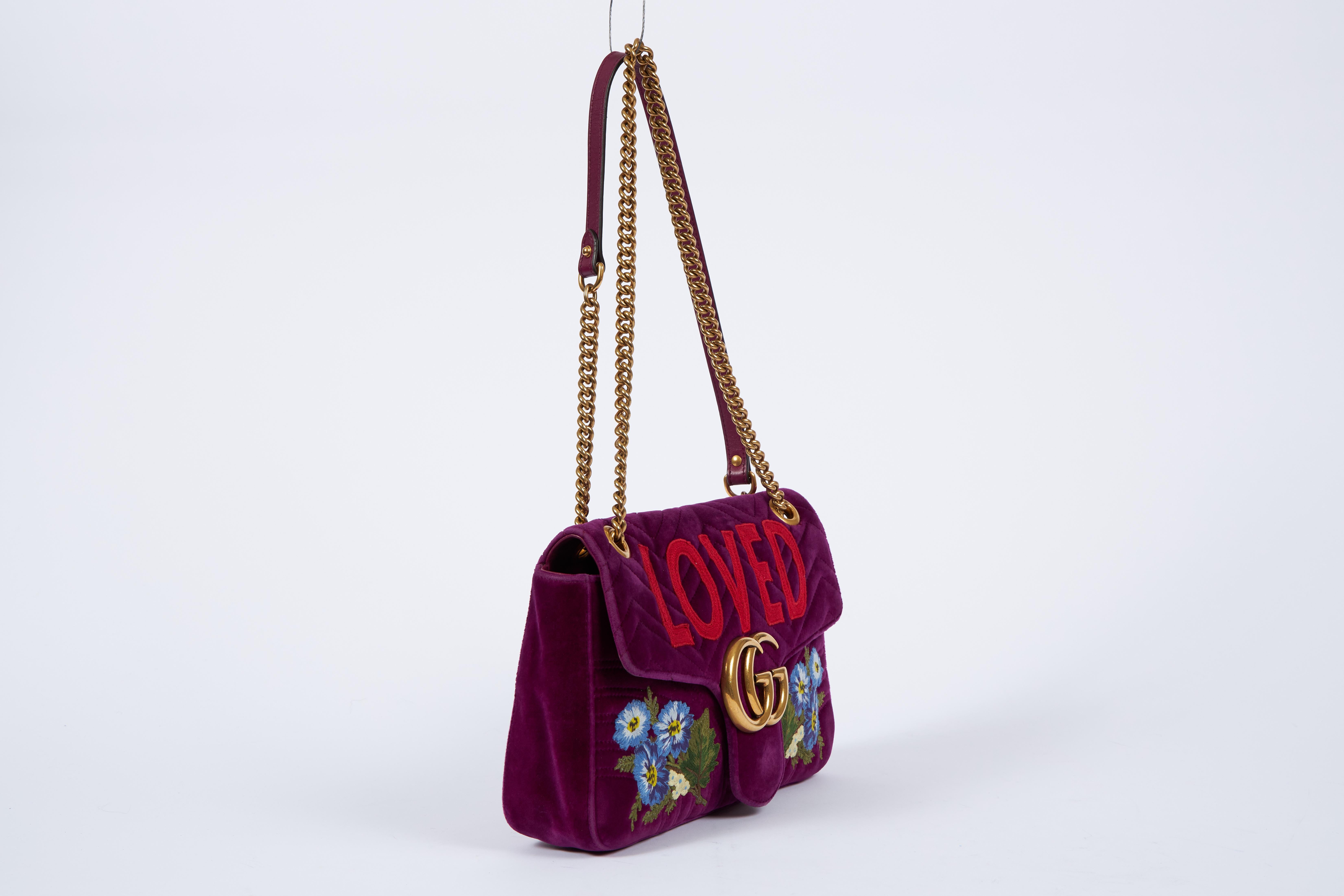 Gucci Sammlerstück LOVED Murmeltier große Handtasche in lila Samt und Gold Ton Hardware. Schultergurt 22