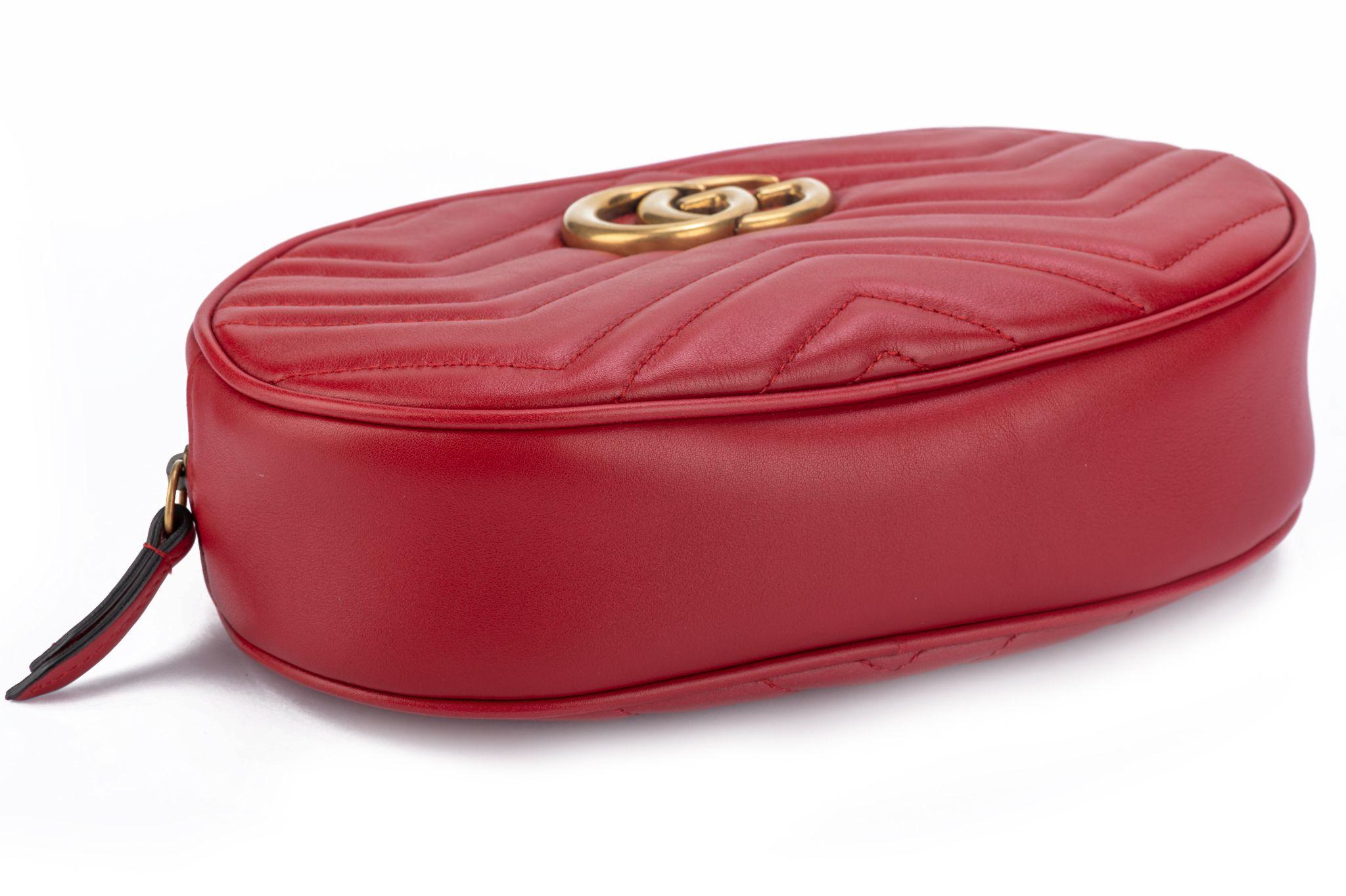 Women's or Men's Gucci Large Red Leather Fanny Pack Logo For Sale