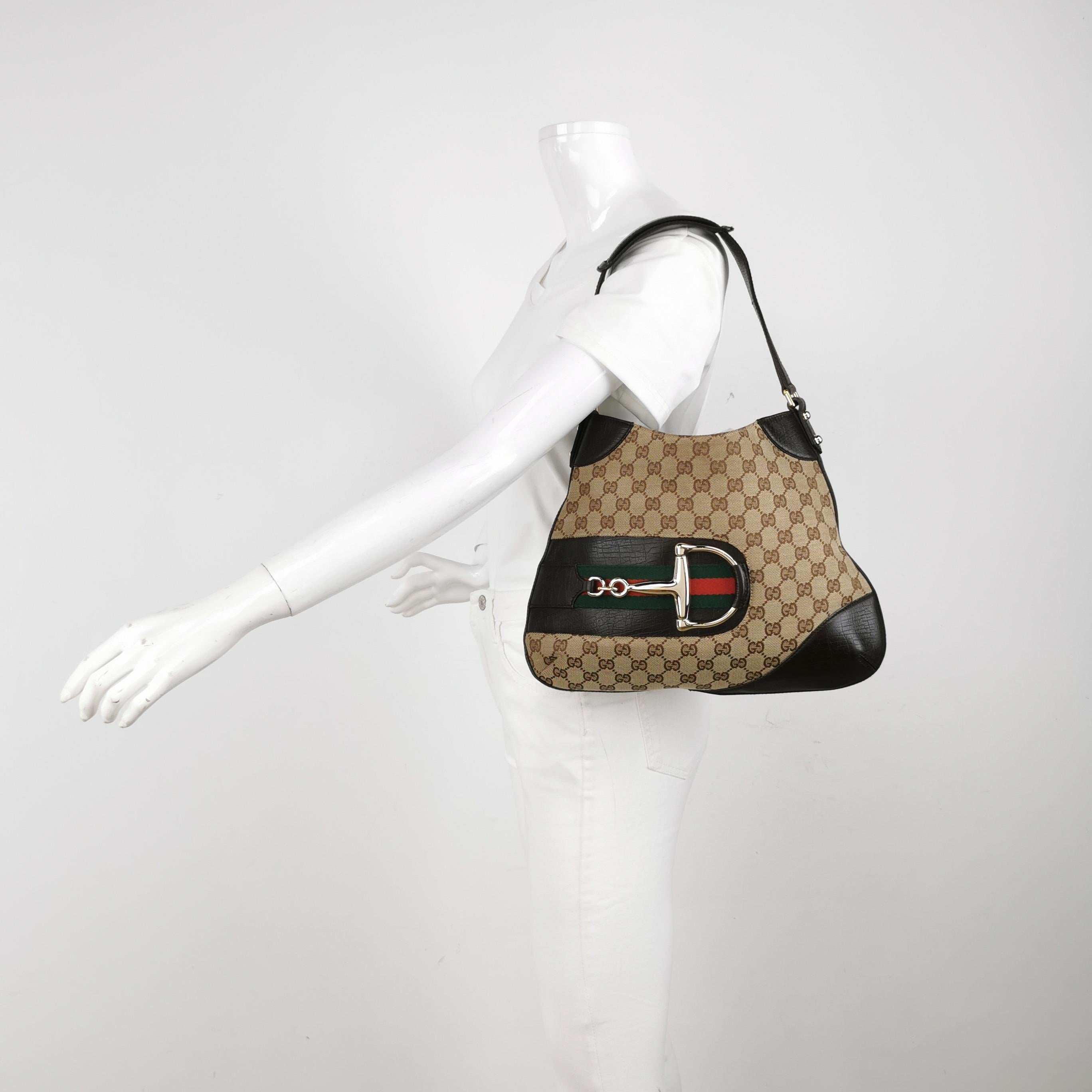 Bolso de hombro grande vintage marrón con monograma y herradura lateral de cuero de Gucci
Estas son fotos profesionales de la bolsa real ofrecida por Luxbags.
ESTADO: MUY BUENO 
Este artículo Gucci usado está en muy buen estado, con ligeras manchas