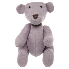 Lavendelfarbener Teddybär mit Monogramm und Stuffmuster von Gucci