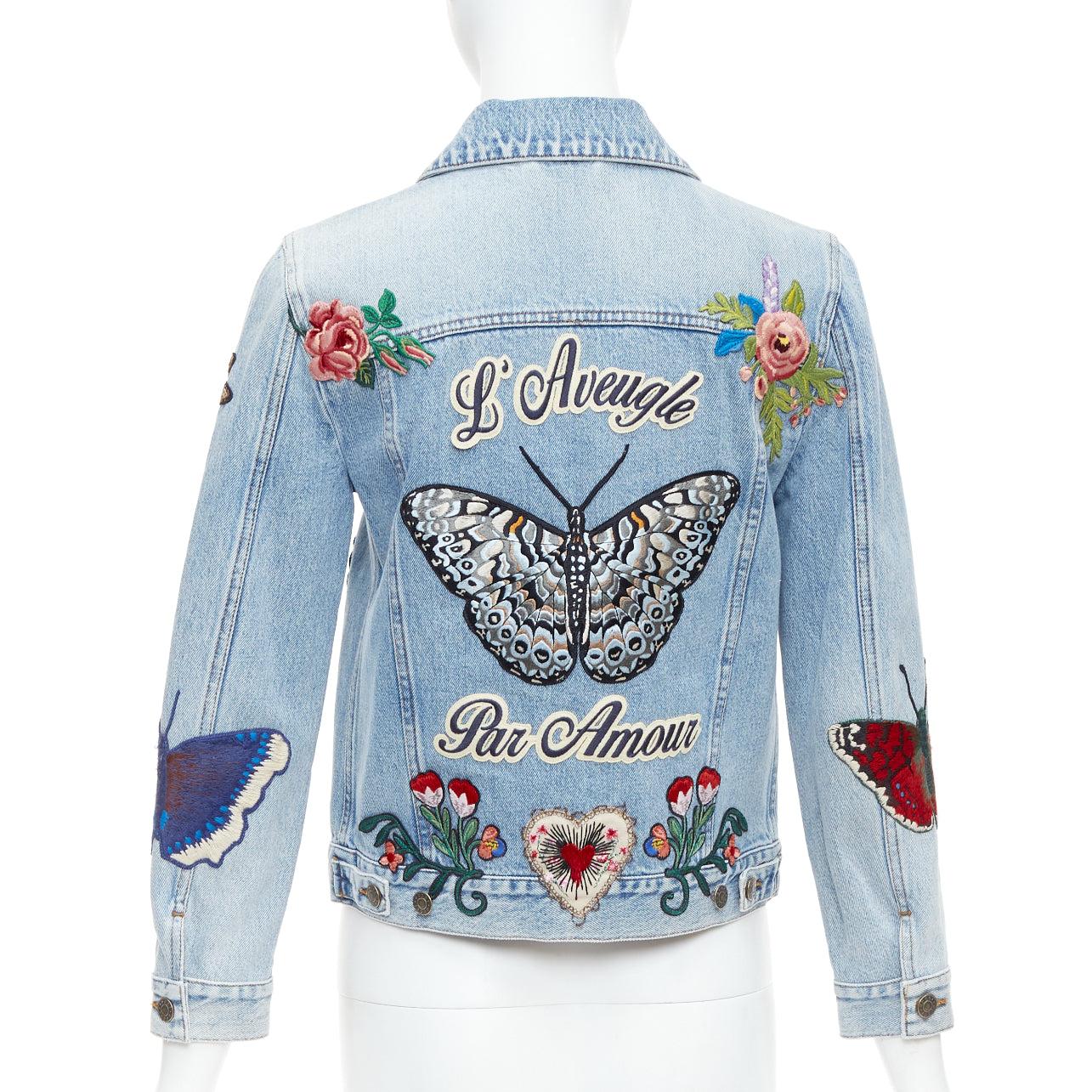 GUCCI L'Aveugle Par Amour chaqueta vaquera bordada parche azul IT38 XS
Referencia: MECG/A00053
Marca: Gucci
Diseñador: Alessandro Michele
Colección: Pre Otoño 2016
Material: Denim
Color: Multicolor, Azul
Patrón: Lavado
Cierre: Botón
Detalles