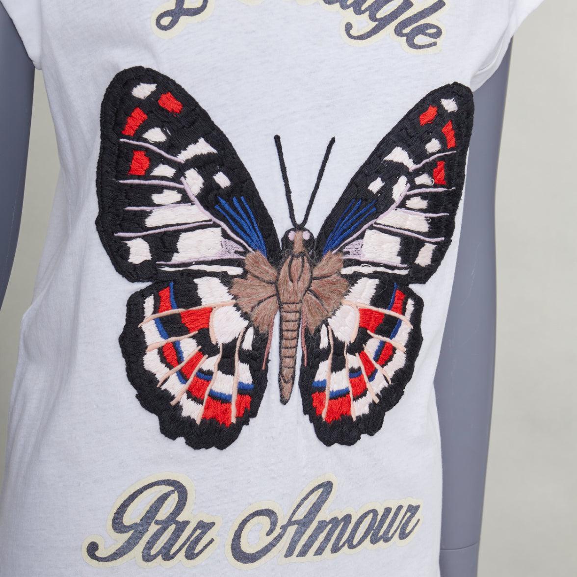 Gucci L'Aveugle Par Amour - tshirt ricamata con farfalla bianca XS
Riferimento: CNLE/A00450
Marchio: Gucci
Designer: A. Michel
Materiale: Cotone
Colore: Bianco, Multicolore
Modello: Stampa animalier
Chiusura: Pullover
Dettagli extra: Maniche a