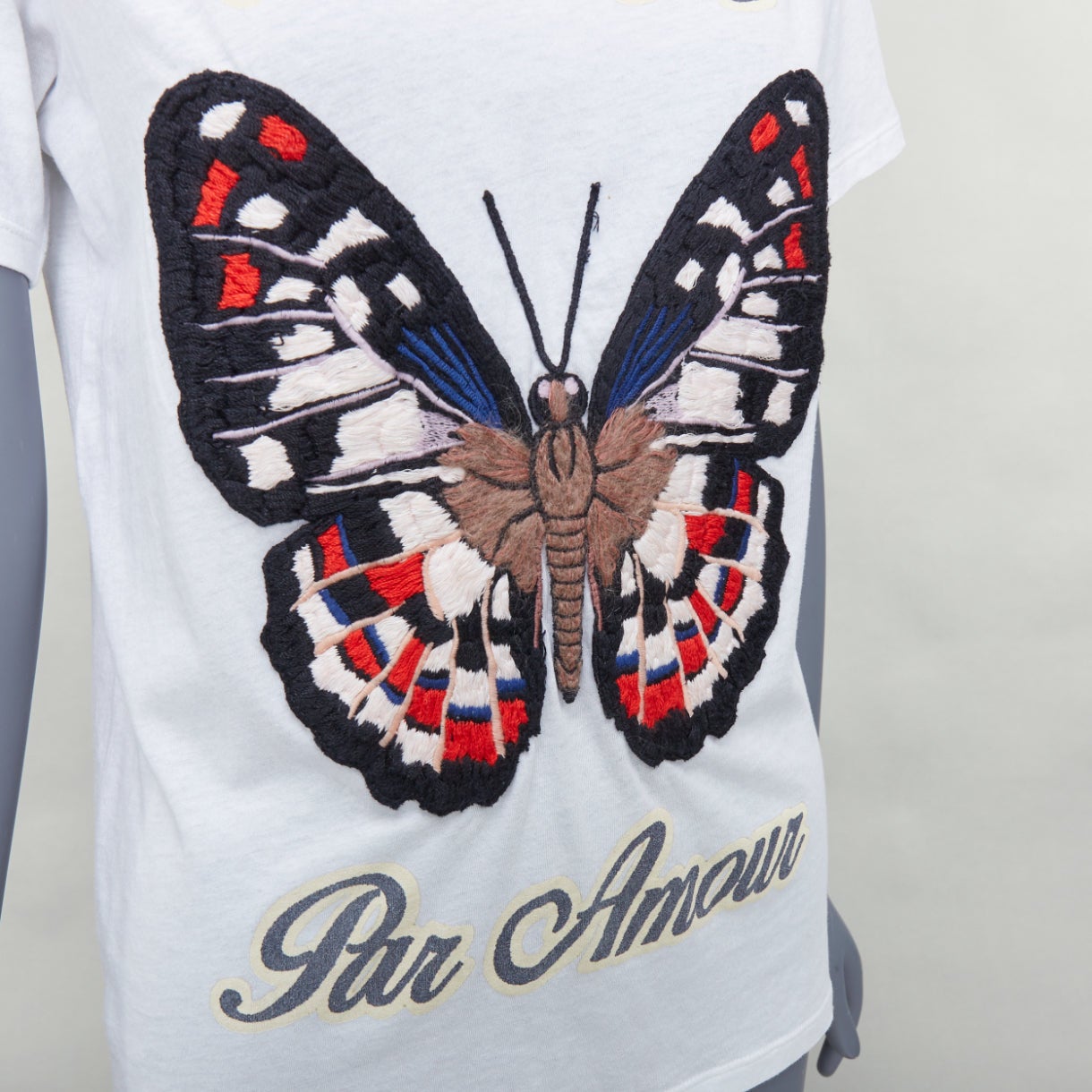 GUCCI L'Aveugle Par Armour white butterfly embroidered tshirt S
Reference: NKLL/A00288
Brand: Gucci
Material: Feels like cotton
Color: White, Multicolour
Pattern: Solid
Closure: Slip On

CONDITION:
Condition: Excellent, this item was pre-owned and