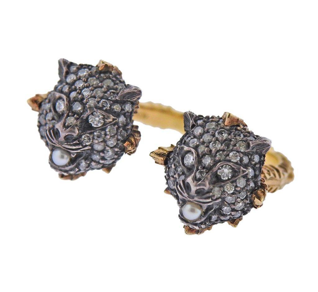 Nuevo Anillo Gucci Le Marche Des Marveilles de oro de 18 quilates y plata de dos cabezas felinas con aprox. 0,22 ctw en diamantes G/VS y perlas. Venta al por menor 2890 $. Medidas - Tamaño del anillo - 5 1/2, cada cabeza mide 13 mm x 12 mm. Marcado