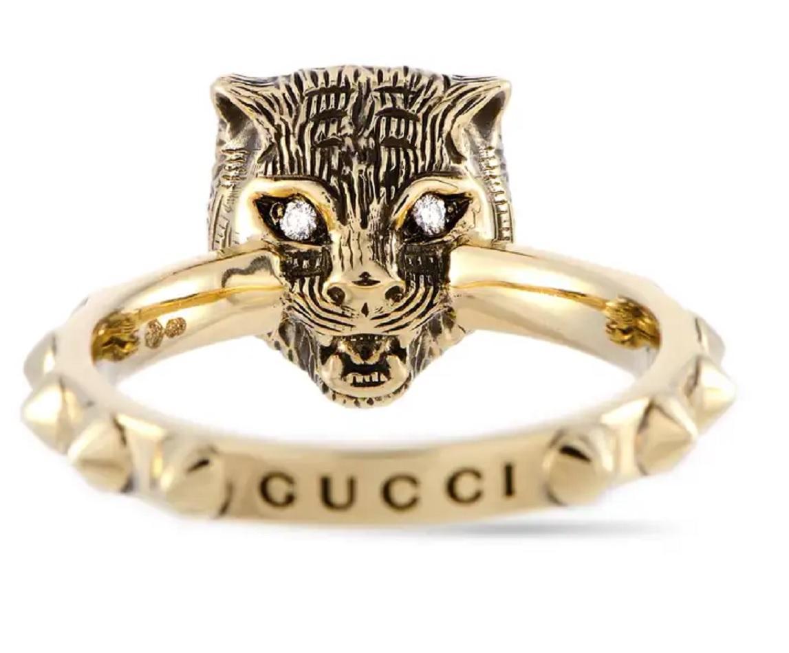 The “Le Marché des Merveilles” ring by Gucci is crafted from 14K yellow gold and set with an onyx and three diamond stones. The onyx weights approximately 1.07 carats and the diamonds boast GH color and VVS clarity and amount to approximately 0.05