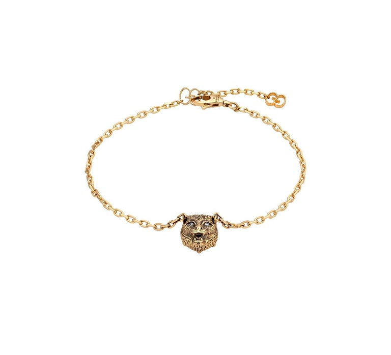 Exemplifying the pinnacle of Italian craftsmanship, the Gucci Le Marche des Merveilles collection introduces this remarkable 18kt yellow gold feline head charm bracelet exhibiting a bold, black onyx stone housing a lustrous diamond accent. On the
