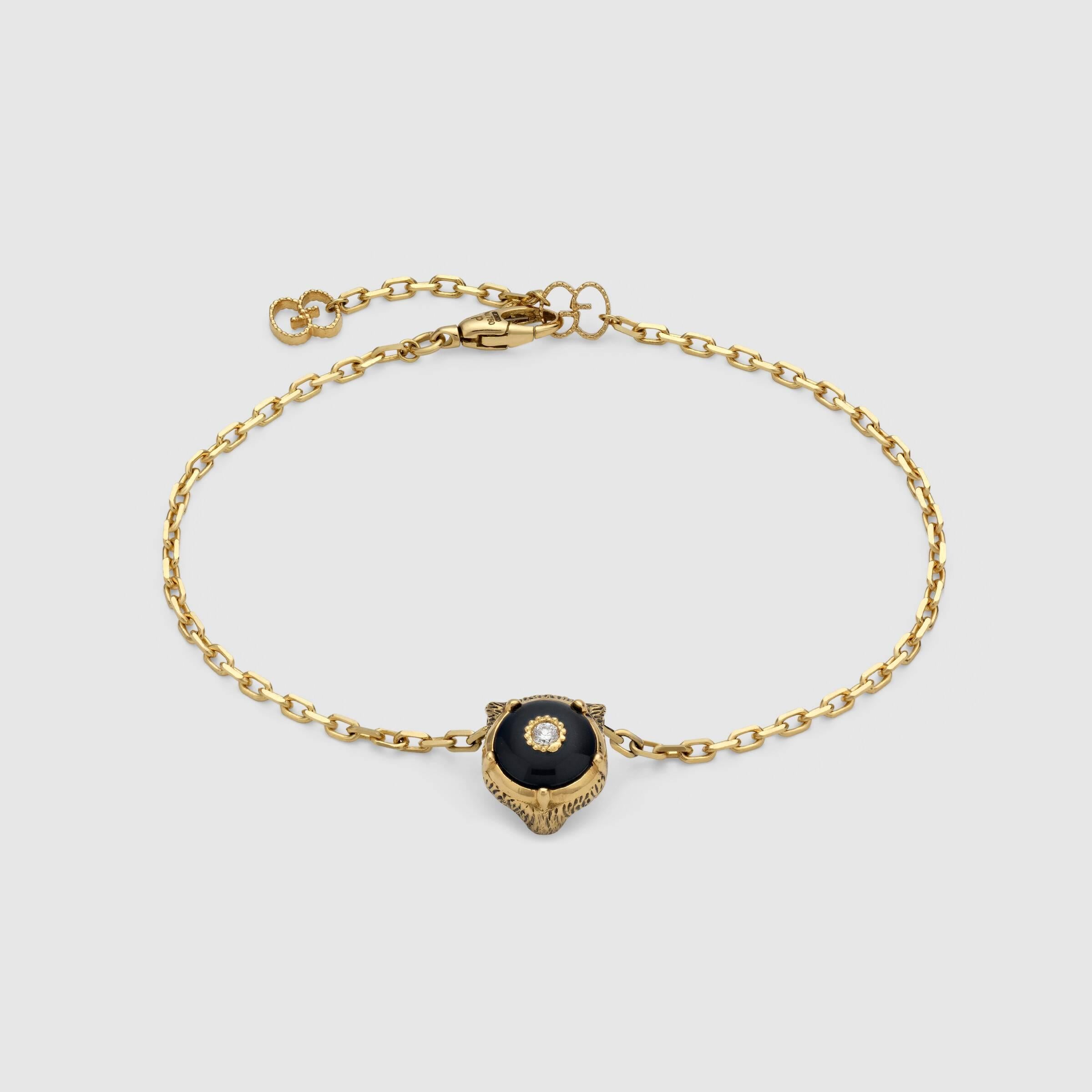 The feline head continues to be a defining motif of the House, incorporated within the Le Marché des Merveilles collection. Crafted from 18k yellow gold, it is enriched with diamond-set eyes and a black onyx with a center diamond on the opposite
