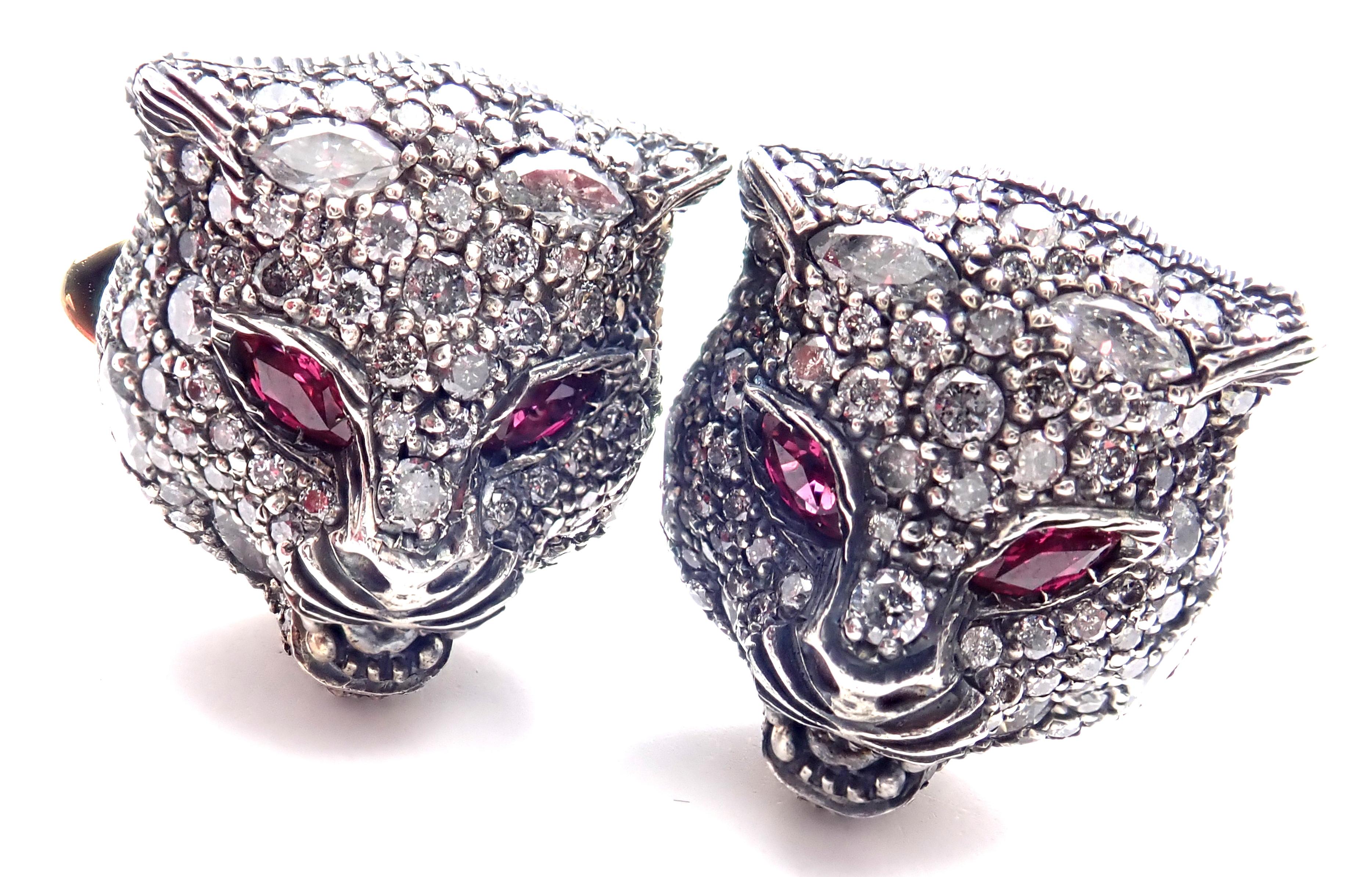 18k Gold Le Marché des Merveilles Diamond Ruby Tiger Head Cufflinks by Gucci.
With Round brilliant cut and marque cut diamonds 
2 Marque shape rubies
These cufflinks come with original box.
Details:
Measurements: 19mm x 17mm x 27
Weight: 19.7
