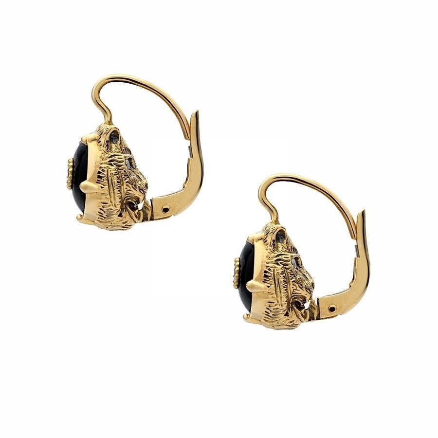The feline head continues to be a defining motif of the House, incorporated within the Le Marché des Merveilles collection. Crafted from 18k yellow gold, it is enriched with diamond-set eyes and a black onyx with a center diamond on the opposite
