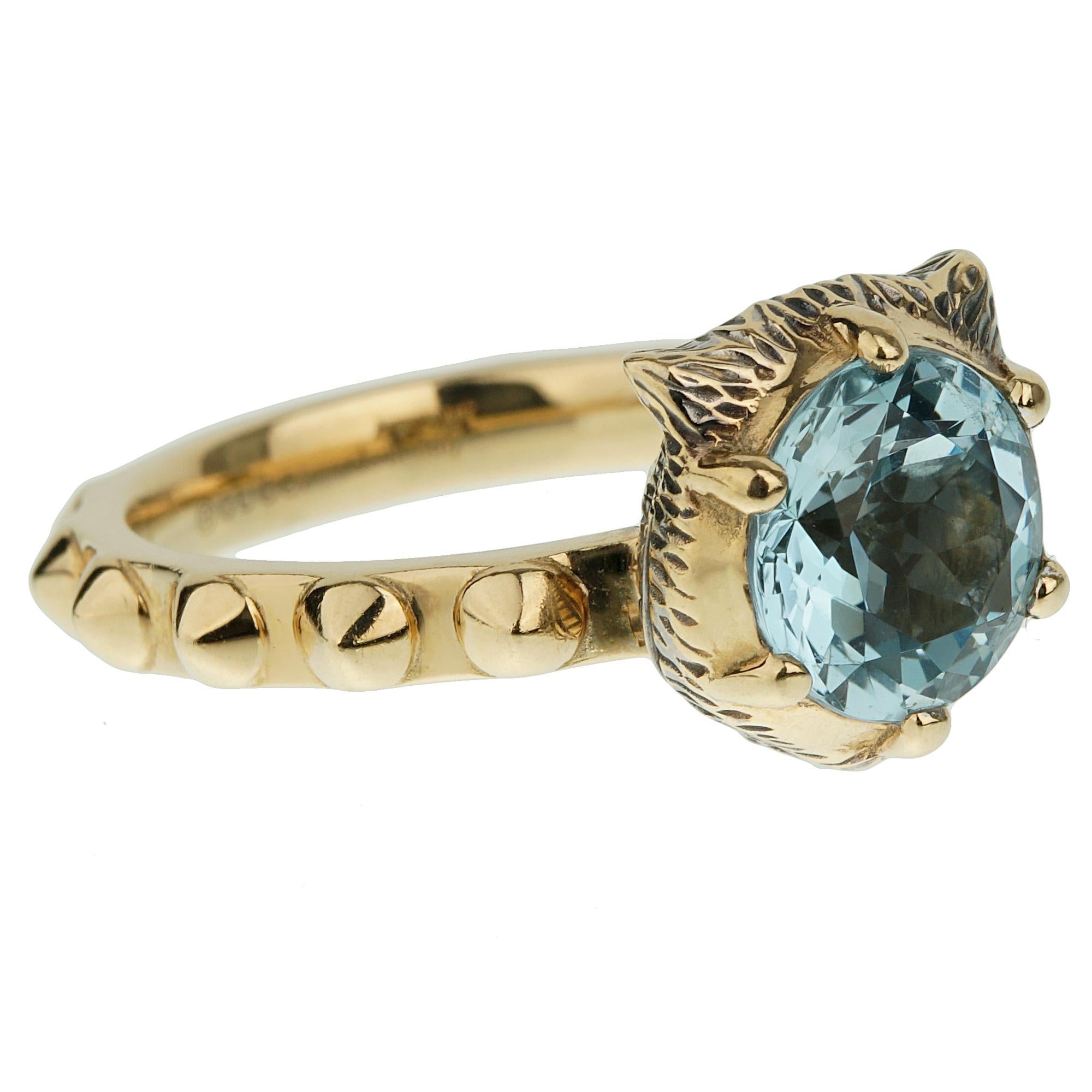 A stunning Gucci ring from the Le Marche Des Merveilles collection showcasing a 1.5ct blue topaz, on the reverse side is a Tiger adorned with 2 round brilliant cut diamonds set in 18k yellow gold.
