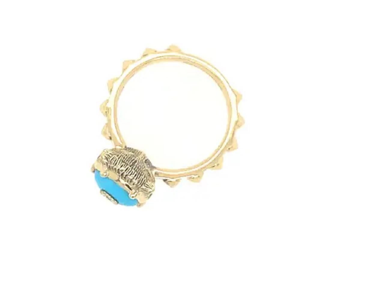 Definido por el motivo de la cabeza felina, este anillo Le Marche des Merveilles de oro amarillo de 18 quilates es realmente único con una piedra turquesa y un diamante talla brillante en su centro. Cuando se lleva puesta, la cara felina queda