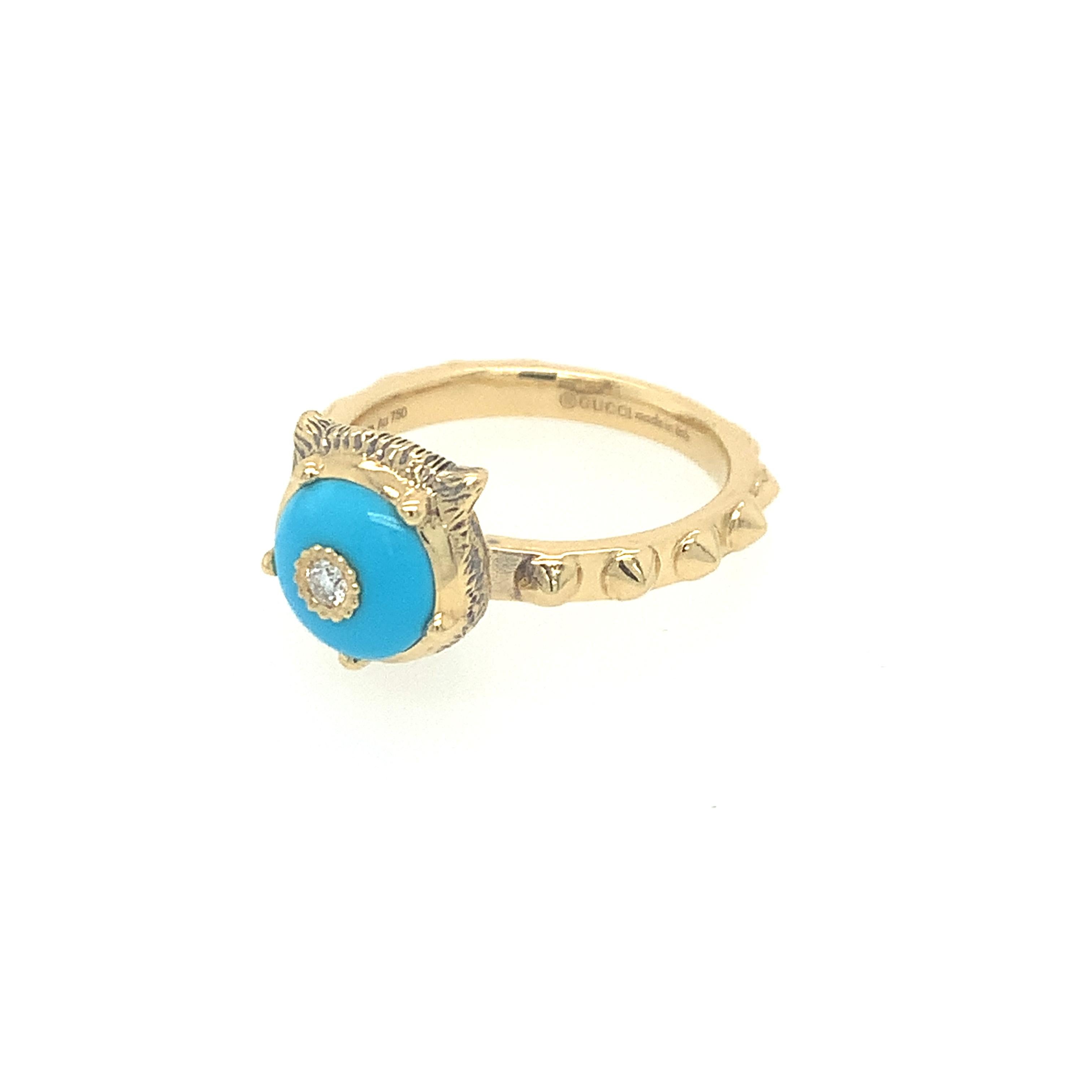 Defined by the feline head motif, this 18K yellow gold Le Marche des Merveilles ring is truly unique with a turquoise stone and brilliant cut diamond at its center. When worn, the feline face is hidden, but when removed, the detailed face with