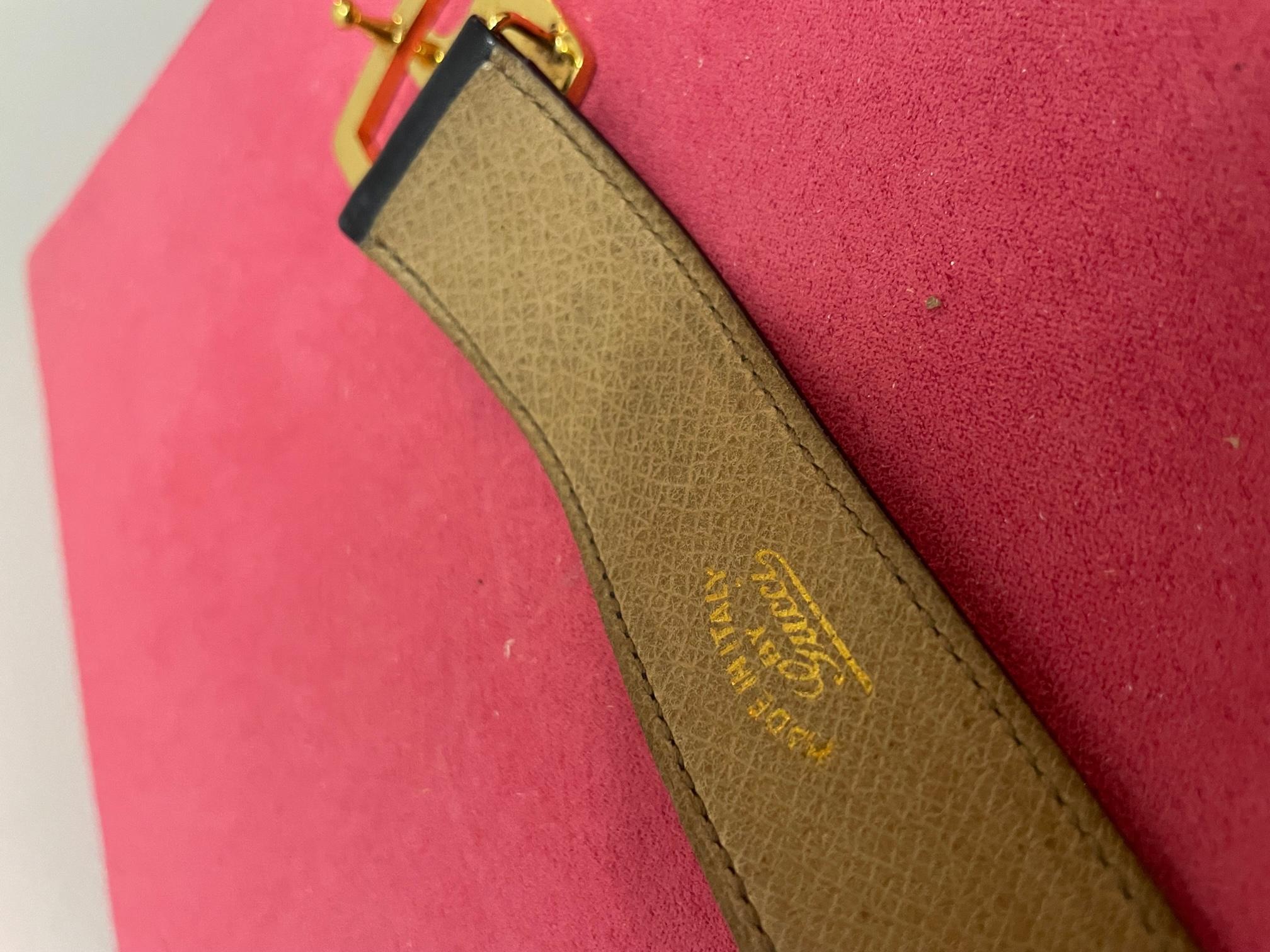 Precioso cinturón importante diseñado por Gucci en los años 70, marca original.
El cinturón tiene una estructura de cuero negro muy elegante con una joya decorativa de metal dorado como hebilla. Esta lleva una gran G, que hace eco del nombre del
