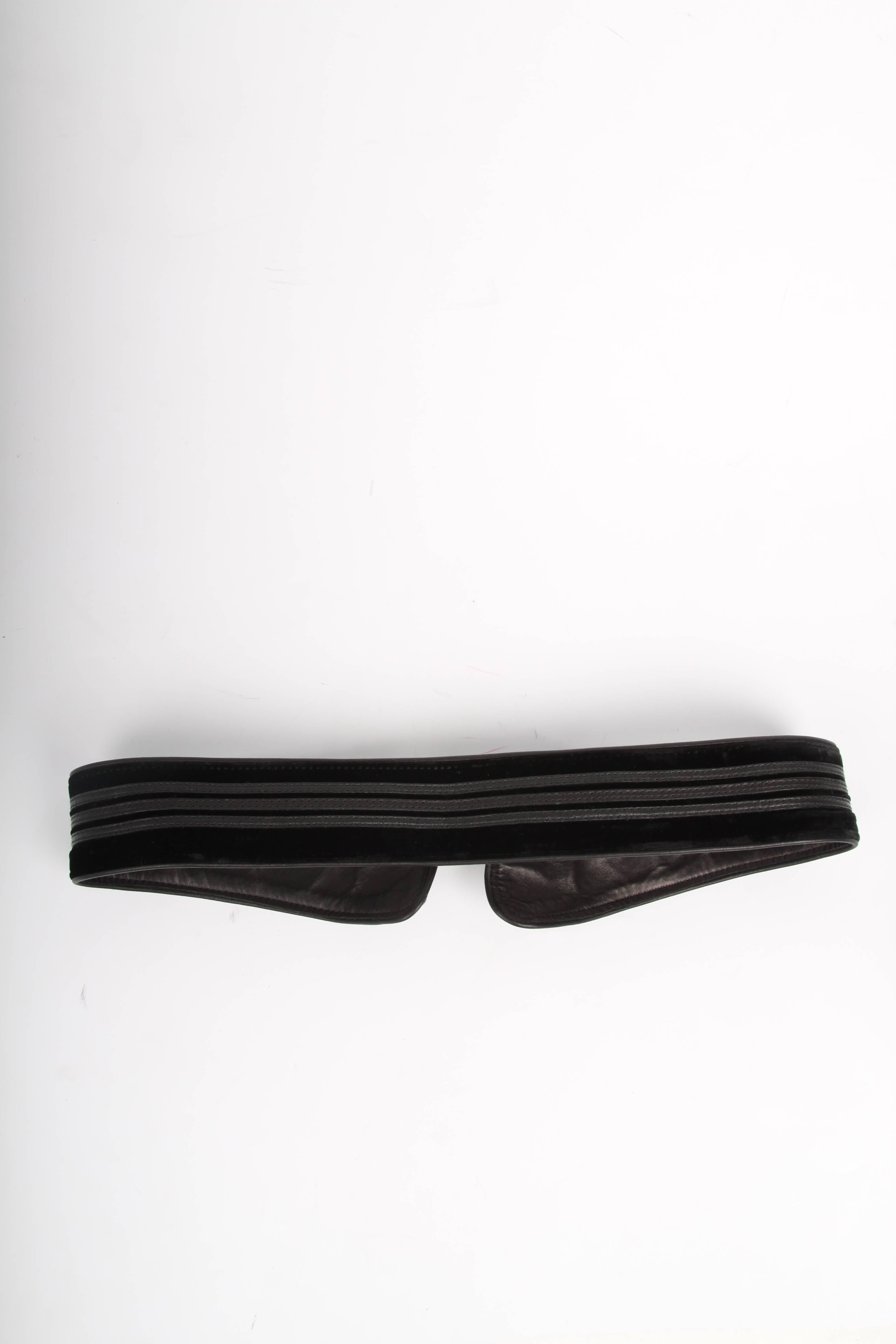 Vintage Gucci belt in black leather and velvet.

Front closure with a silver-tone buckle. The length of the belt is 90 centimeters, 9 centimeters wide at the front.

In good vintage condition, here and there a little spot in the velvet. 7,5/10

Made