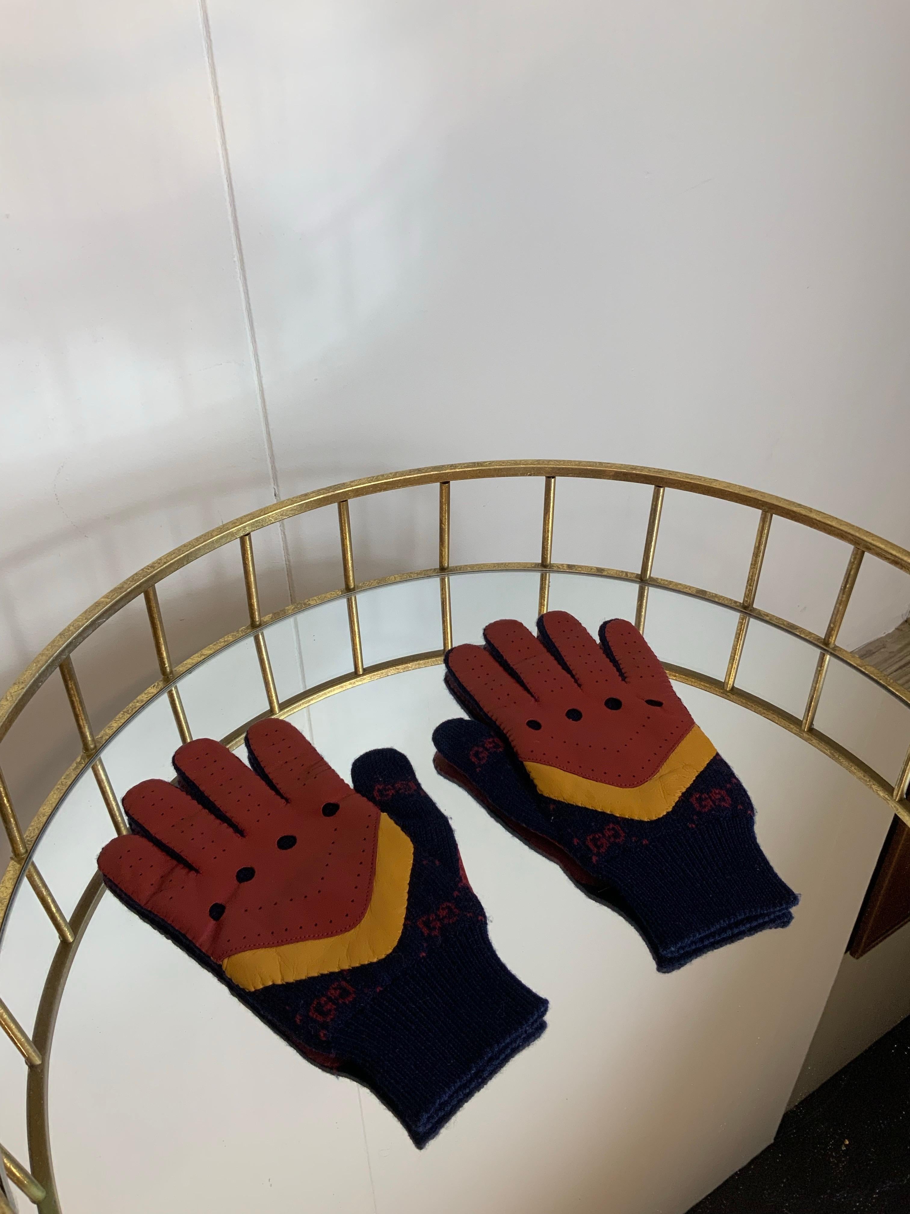 Gucci gloves in blue wool and burgundy and mustard leather.
Length 22.5 cm
Wrist 7 cm
Size 8.5 (S)
New, never worn.