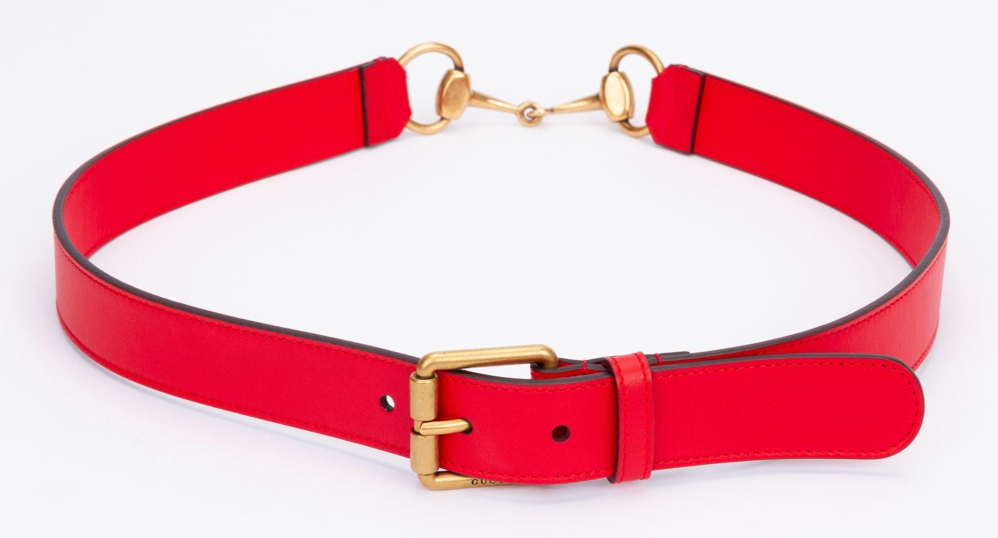 Gucci Ledergürtel in Rot mit einem Pferdegebiss, das mit goldenen Beschlägen versehen ist. Das Stück wird mit der originalen Schutzhülle geliefert.