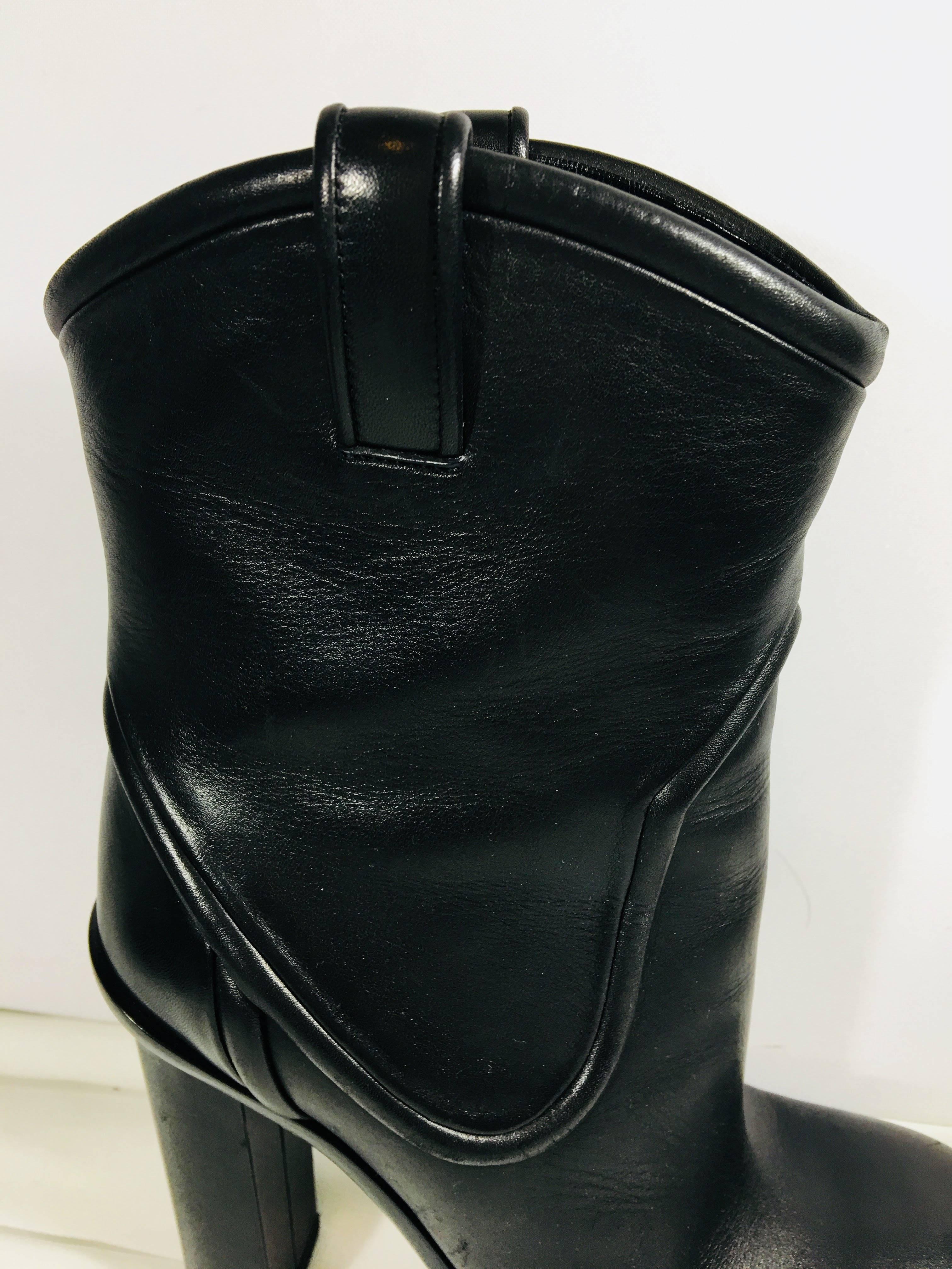 Gucci Black Leather Round Toe Mid Calf Boots with Chunky Heel.