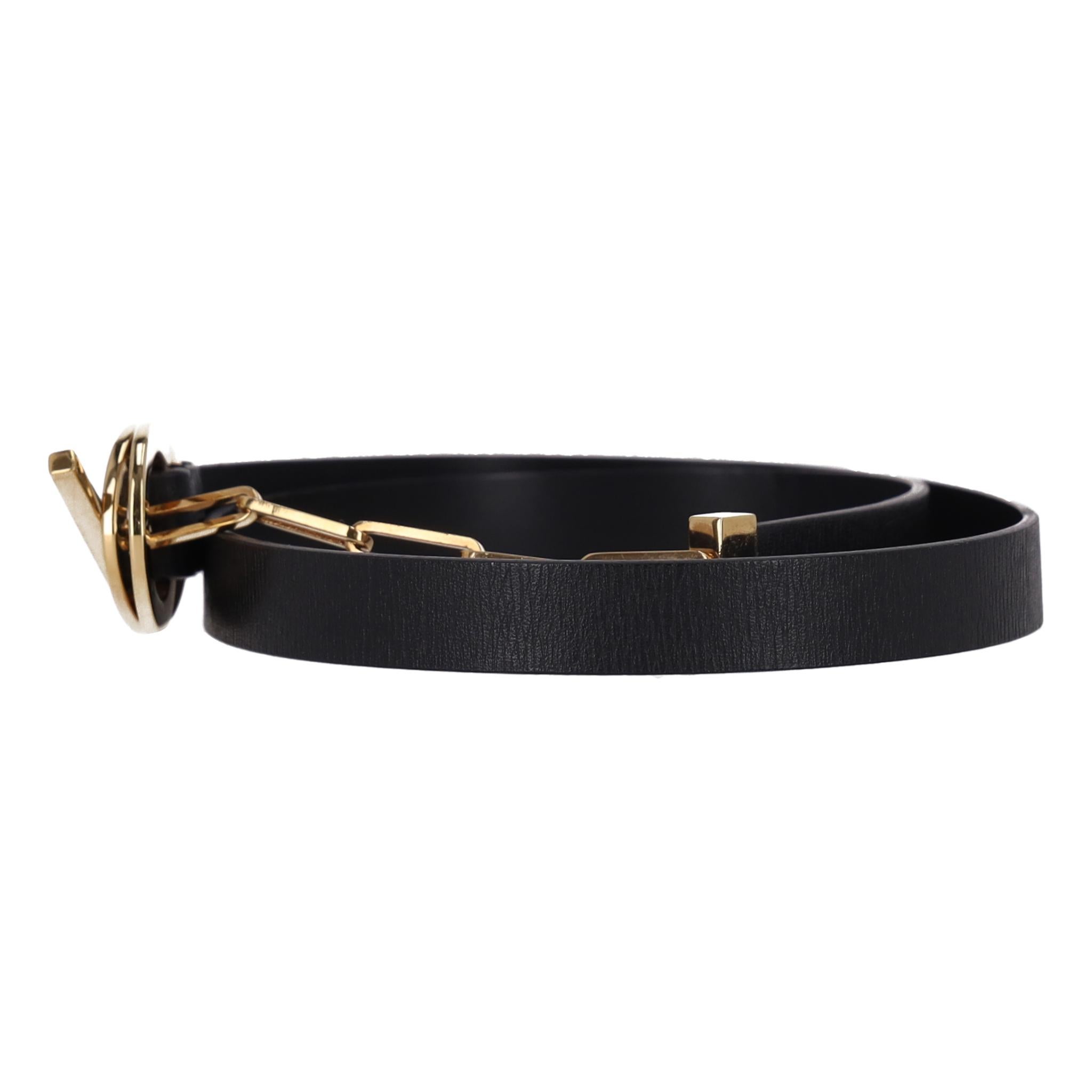 Cintura ad anello AT&T di Gucci in pelle e catena

Cintura in pelle nera liscia con doppio anello d'oro con incisione 