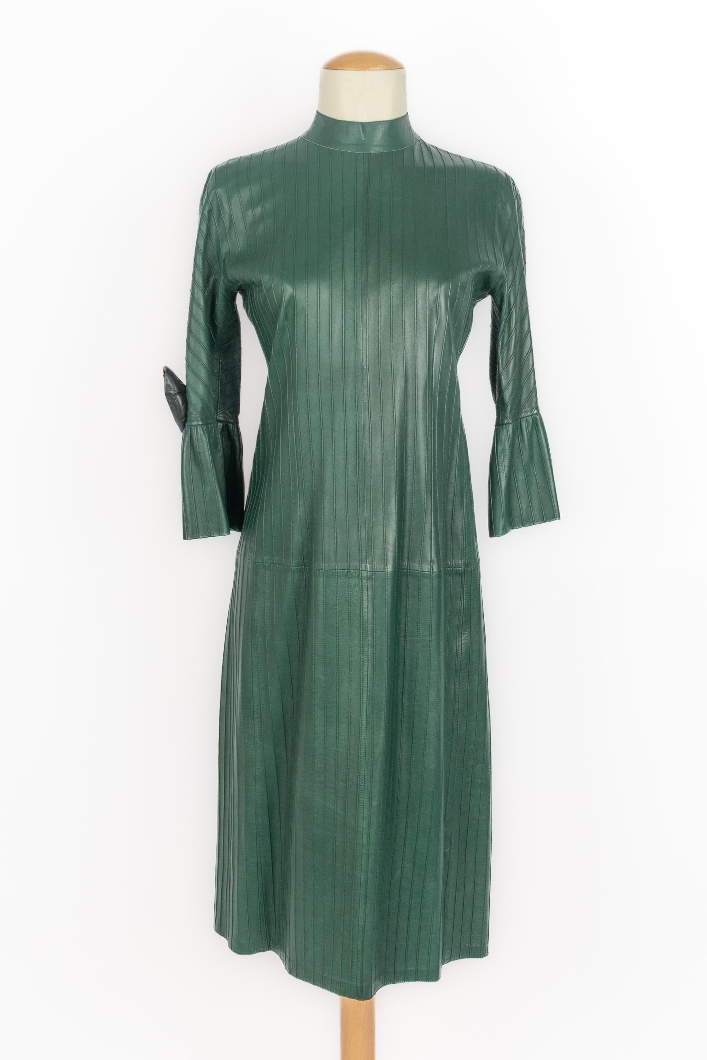 GUCCI - (Made in Italy) Grünes Lederkleid mit einer schwarzen Blume an den Ärmeln verziert. Größe 42IT.

Bedingung:
Sehr guter Zustand

Abmessungen:
Schulterbreite: 42 cm - Brustumfang: 42 cm - Taillenumfang: 38 cm - Ärmellänge: 43 cm - Länge: 105
